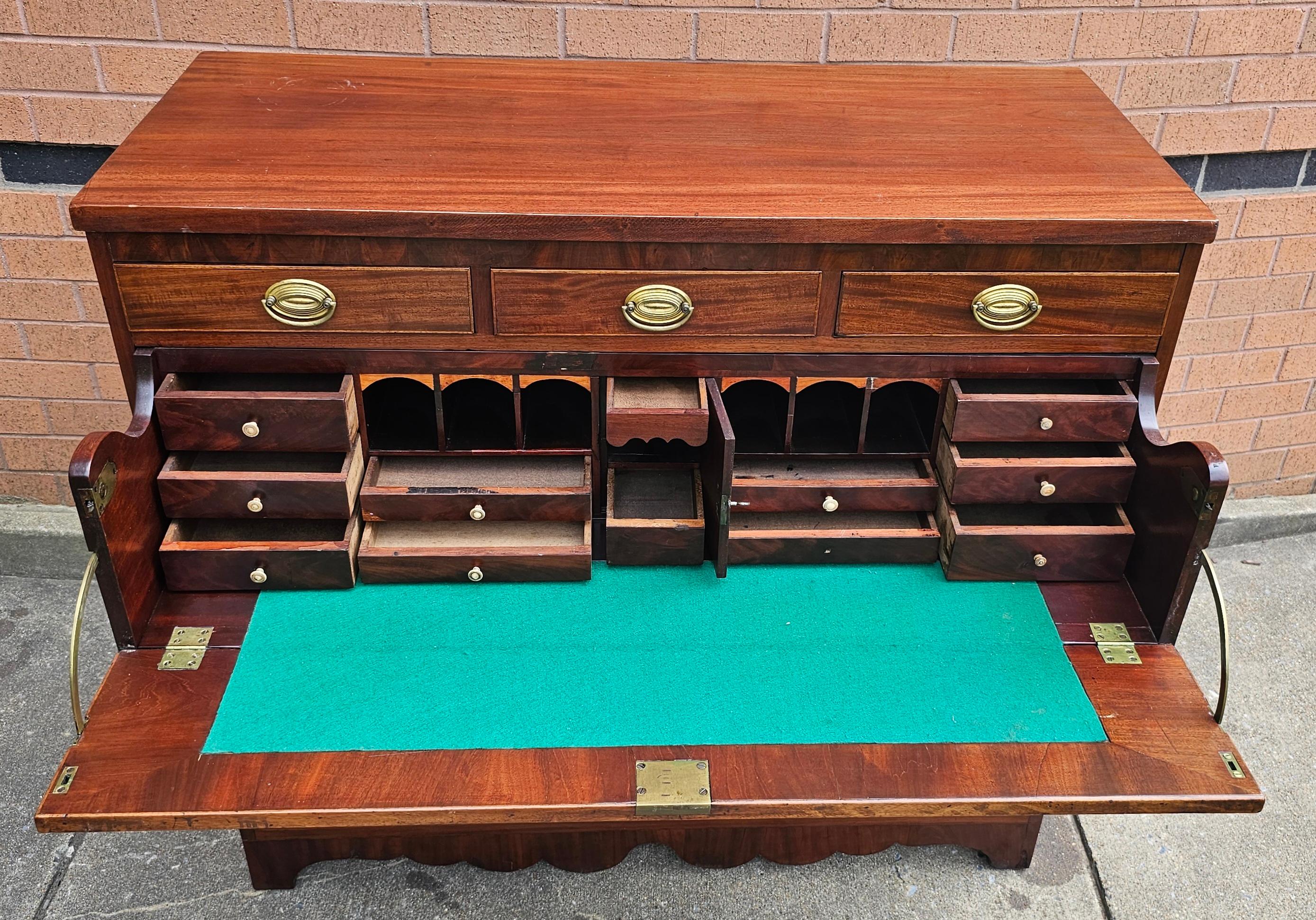 Escritorio de Mayordomo Federal Americano de Caoba Remolino  Nueva York, circa 1800s en Bueno estado para la venta en Germantown, MD