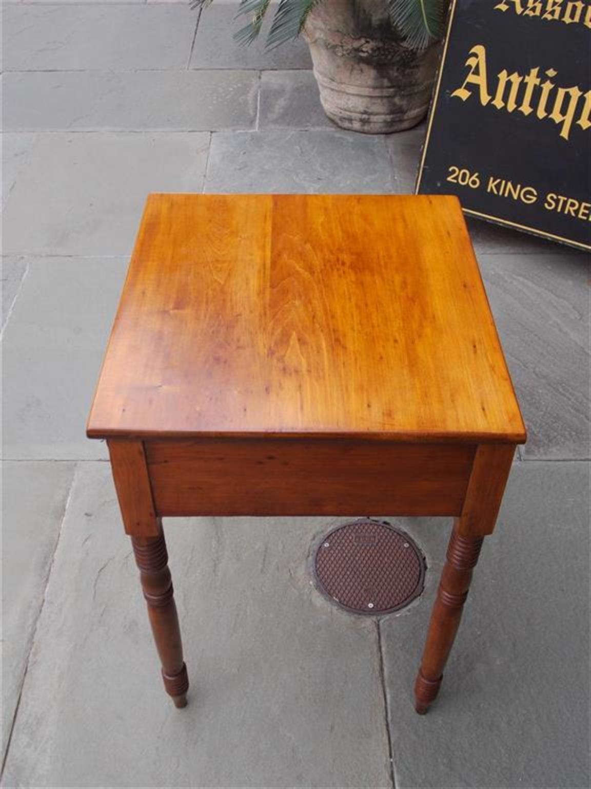 American Federal Tiger Maple Stand mit einer Schublade und gedrechselten Beinen C.  1820 (amerikanisch) im Angebot