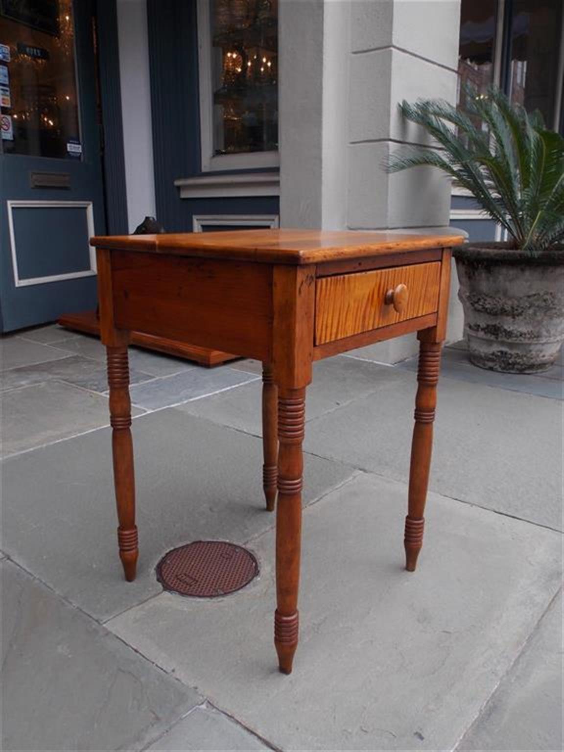 American Federal Tiger Maple One Drawer Stand with Turned Ringed Legs C.  1820 In Excellent Condition For Sale In Hollywood, SC