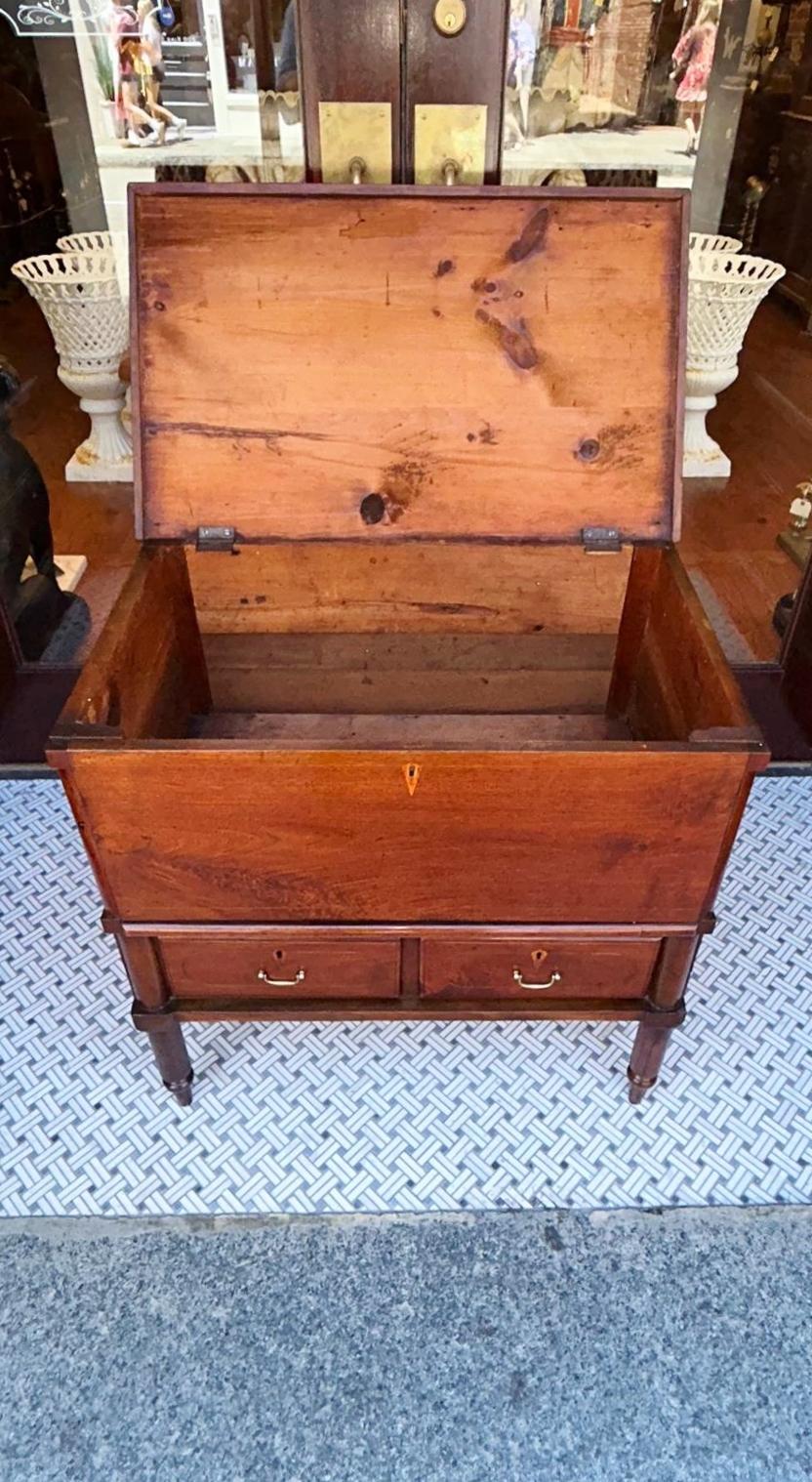 Amerikanische Federal Nussbaum Scharnier zwei Schubladen String Inlaid Sugar Chest, CIRCA 1820 im Angebot 3