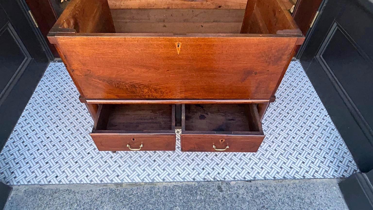 Amerikanische Federal Nussbaum Scharnier zwei Schubladen String Inlaid Sugar Chest, CIRCA 1820 im Angebot 5