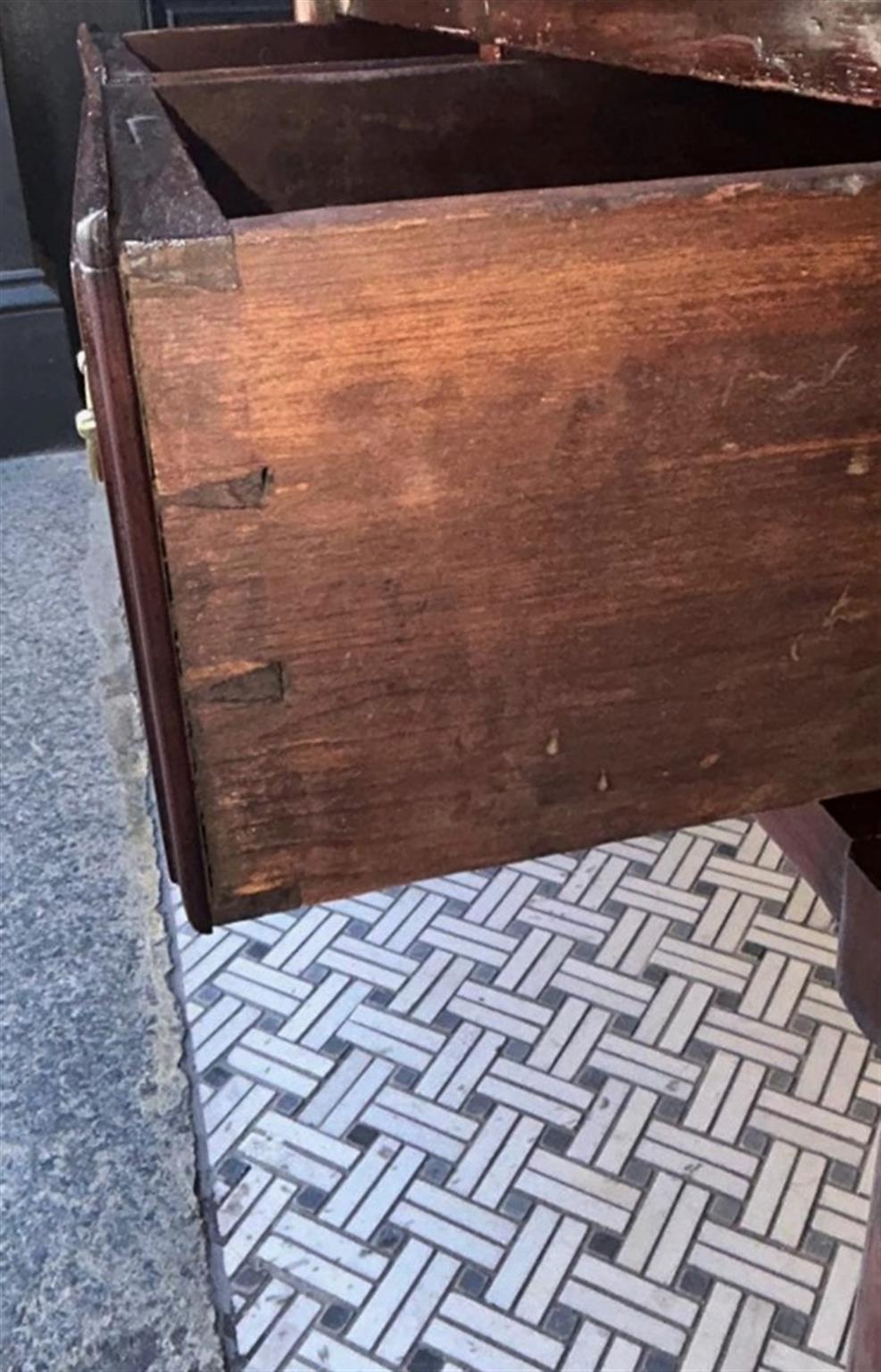Amerikanische Federal Nussbaum Scharnier zwei Schubladen String Inlaid Sugar Chest, CIRCA 1820 im Angebot 6