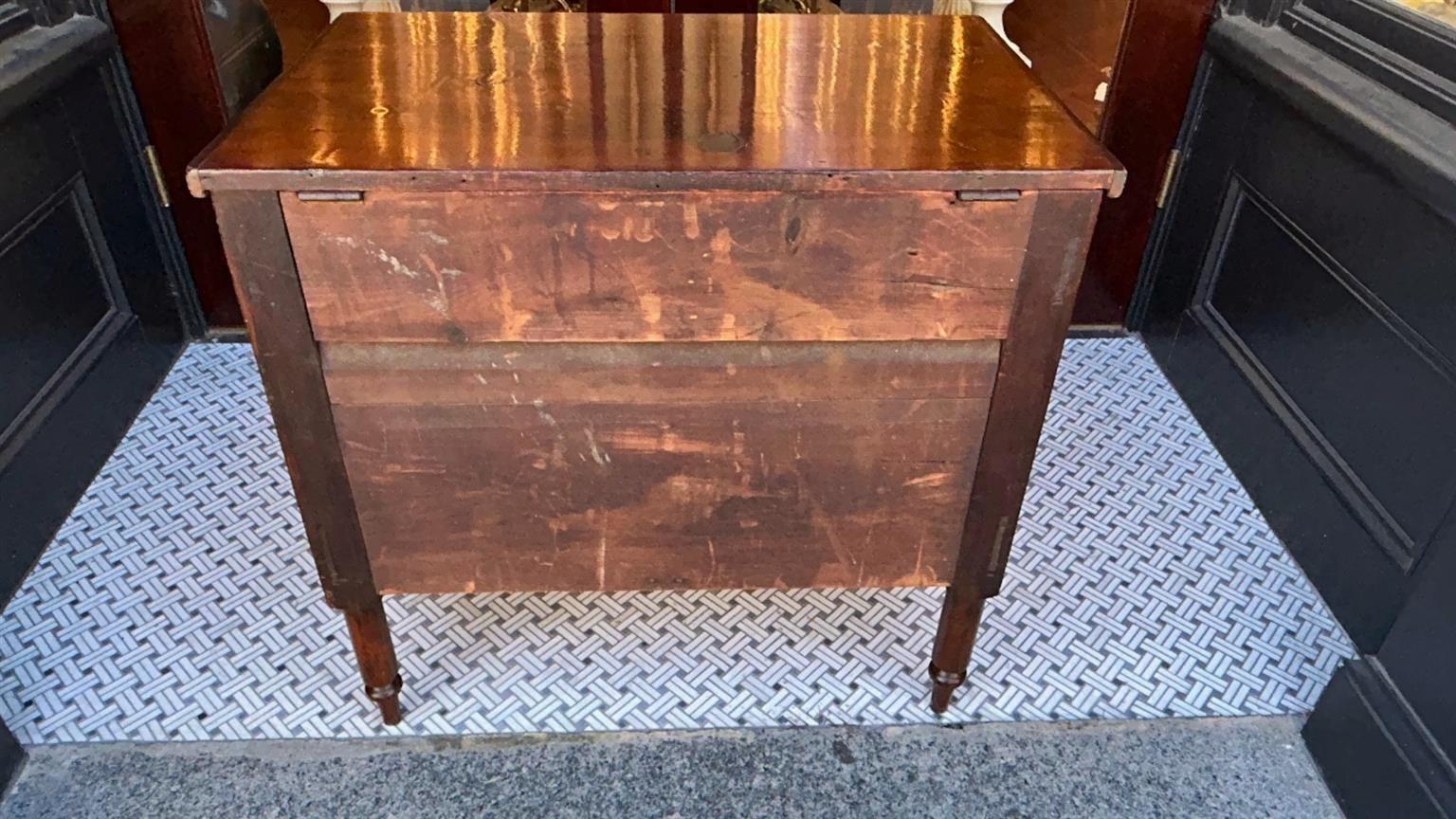 Amerikanische Federal Nussbaum Scharnier zwei Schubladen String Inlaid Sugar Chest, CIRCA 1820 im Angebot 7