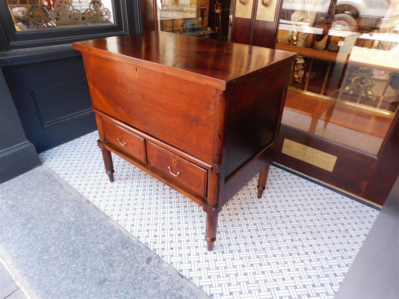 Amerikanische Federal Nussbaum Scharnier zwei Schubladen String Inlaid Sugar Chest, CIRCA 1820 (amerikanisch) im Angebot