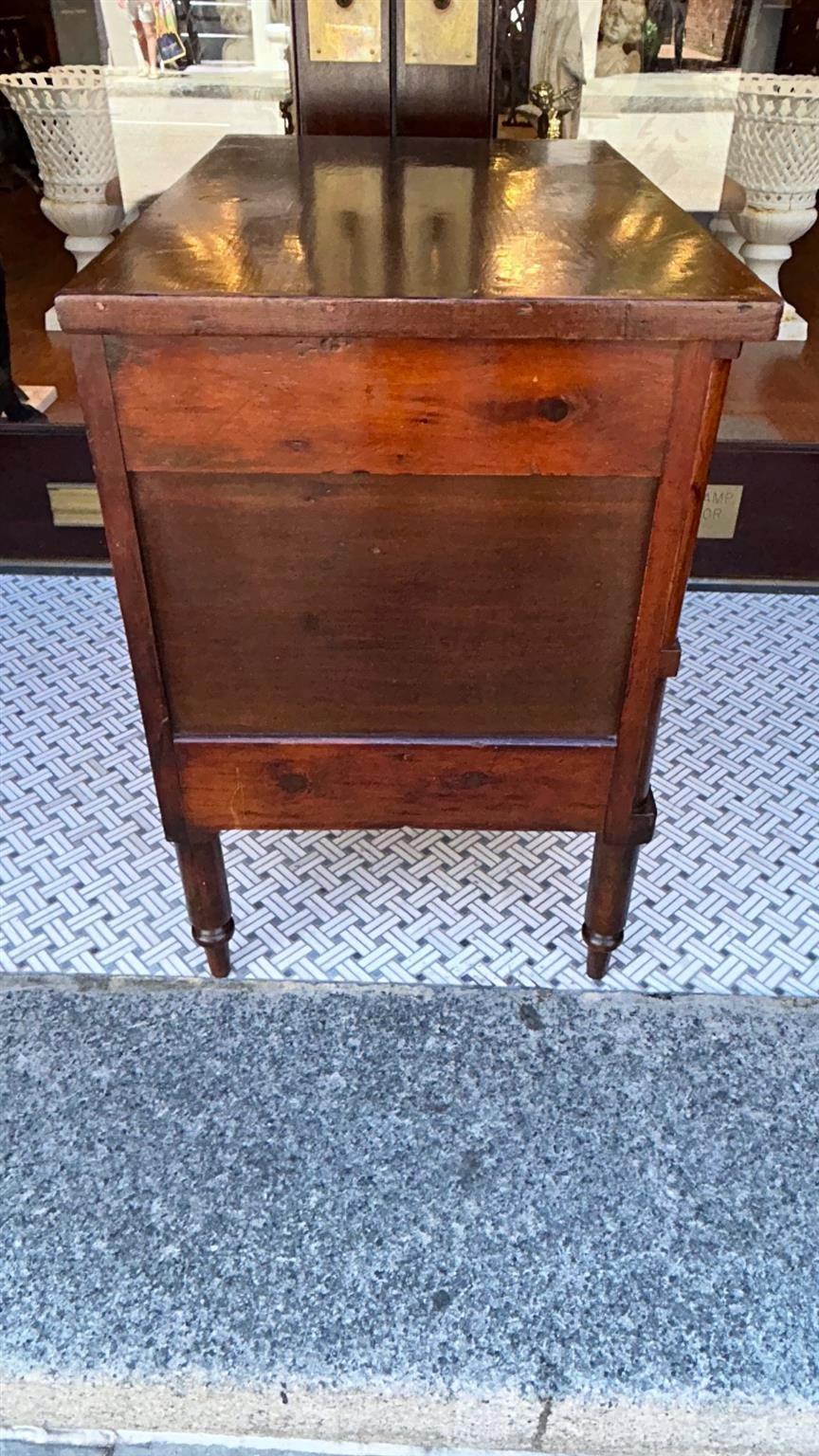 Amerikanische Federal Nussbaum Scharnier zwei Schubladen String Inlaid Sugar Chest, CIRCA 1820 (Handgefertigt) im Angebot