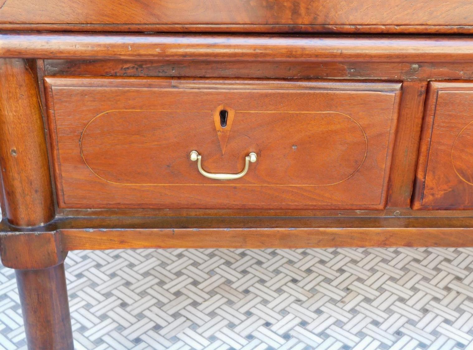 Amerikanische Federal Nussbaum Scharnier zwei Schubladen String Inlaid Sugar Chest, CIRCA 1820 im Zustand „Hervorragend“ im Angebot in Charleston, SC