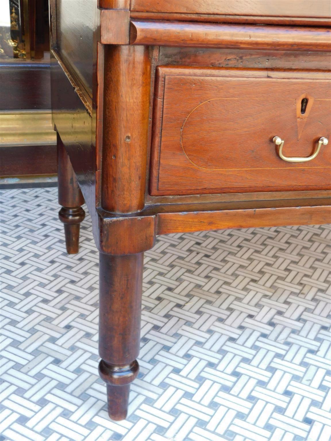 Amerikanische Federal Nussbaum Scharnier zwei Schubladen String Inlaid Sugar Chest, CIRCA 1820 (Frühes 19. Jahrhundert) im Angebot