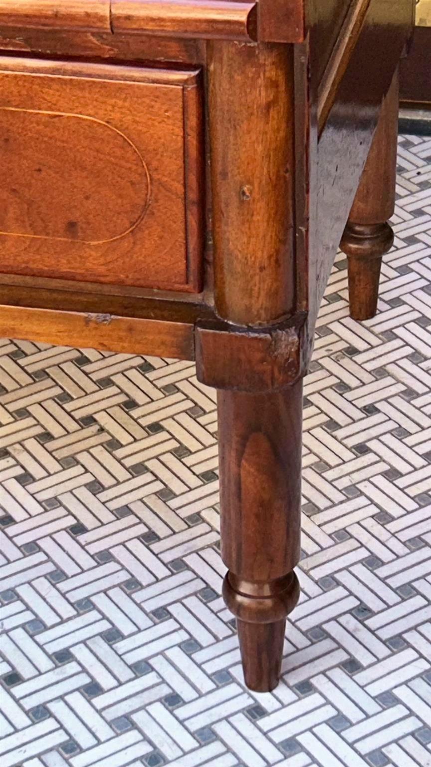 Amerikanische Federal Nussbaum Scharnier zwei Schubladen String Inlaid Sugar Chest, CIRCA 1820 (Kiefernholz) im Angebot