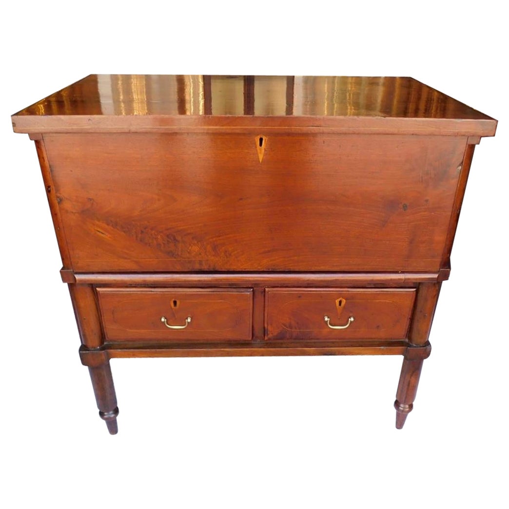 Amerikanische Federal Nussbaum Scharnier zwei Schubladen String Inlaid Sugar Chest, CIRCA 1820 im Angebot