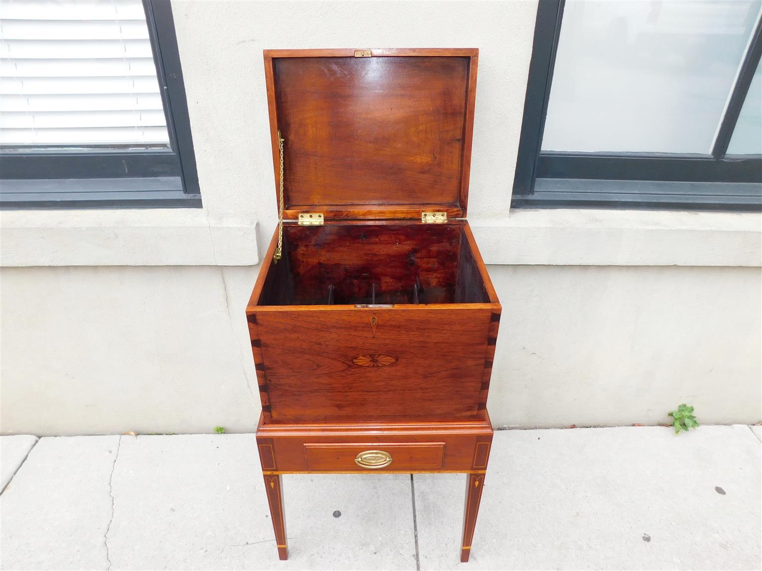 Amerikanischer Nussbaumkasten mit einer Schublade und Intarsien auf Ständer, VA um 1810 im Angebot 3