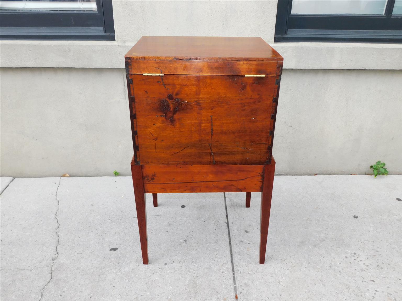 Amerikanischer Nussbaumkasten mit einer Schublade und Intarsien auf Ständer, VA um 1810 im Angebot 7
