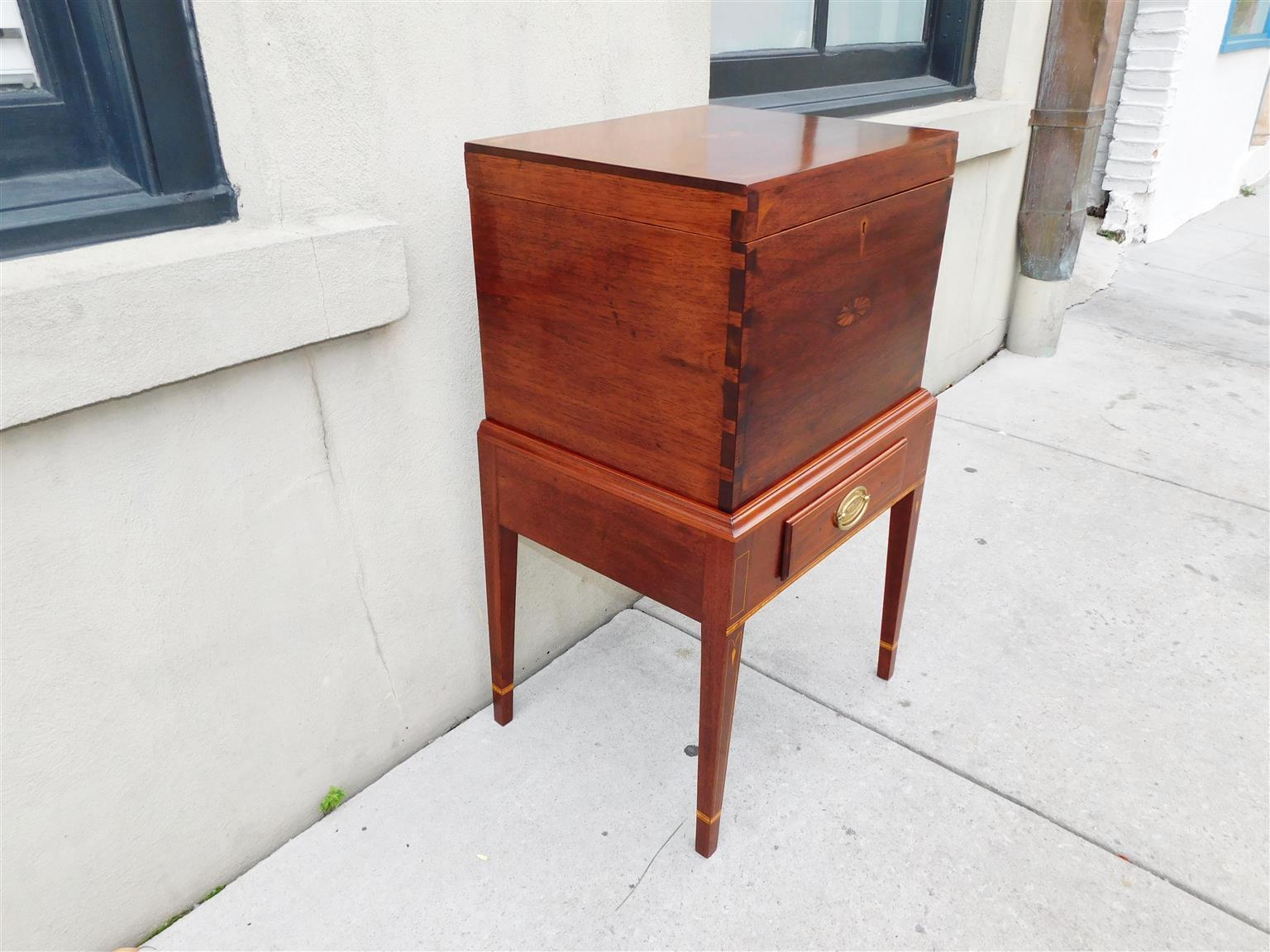 Amerikanischer Nussbaum-Flaschenkasten mit Scharnieren auf einem Ständer mit zentralen ovalen und Eck-Patera-Intarsien, freiliegenden Schwalbenschwänzen, originalen inneren Flaschenteilern, unterer einzelner Schublade mit ovalen Eichel-Messing-,