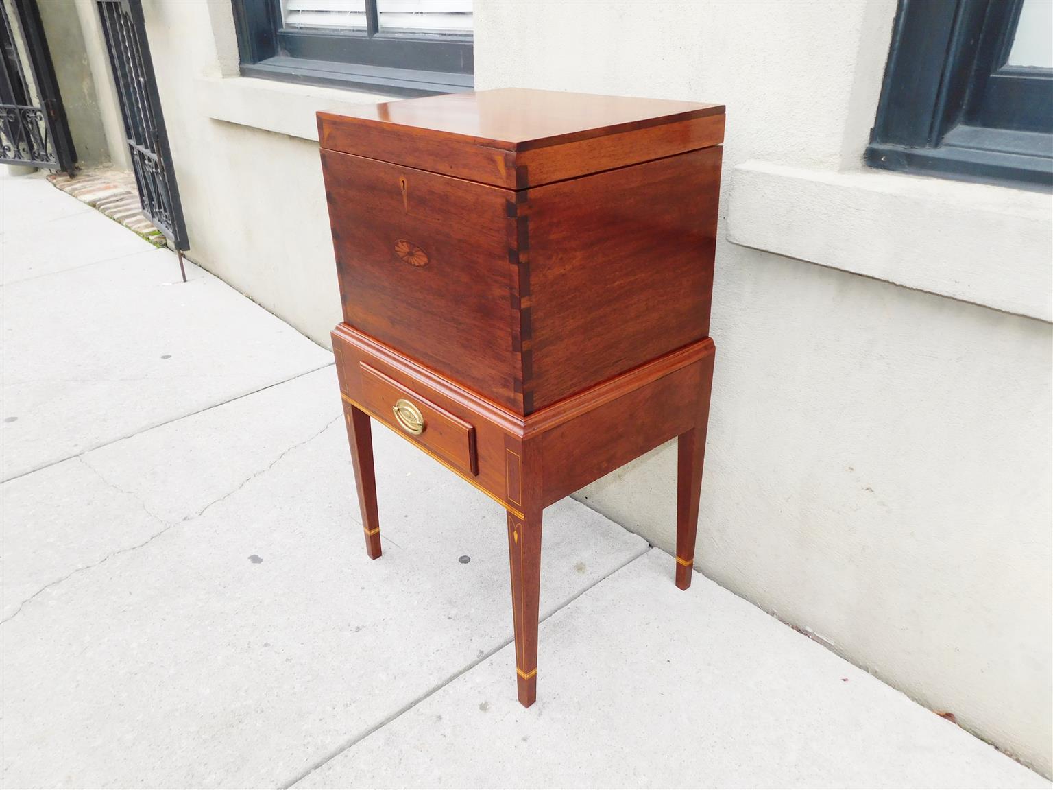 Amerikanischer Nussbaumkasten mit einer Schublade und Intarsien auf Ständer, VA um 1810 (Federal) im Angebot