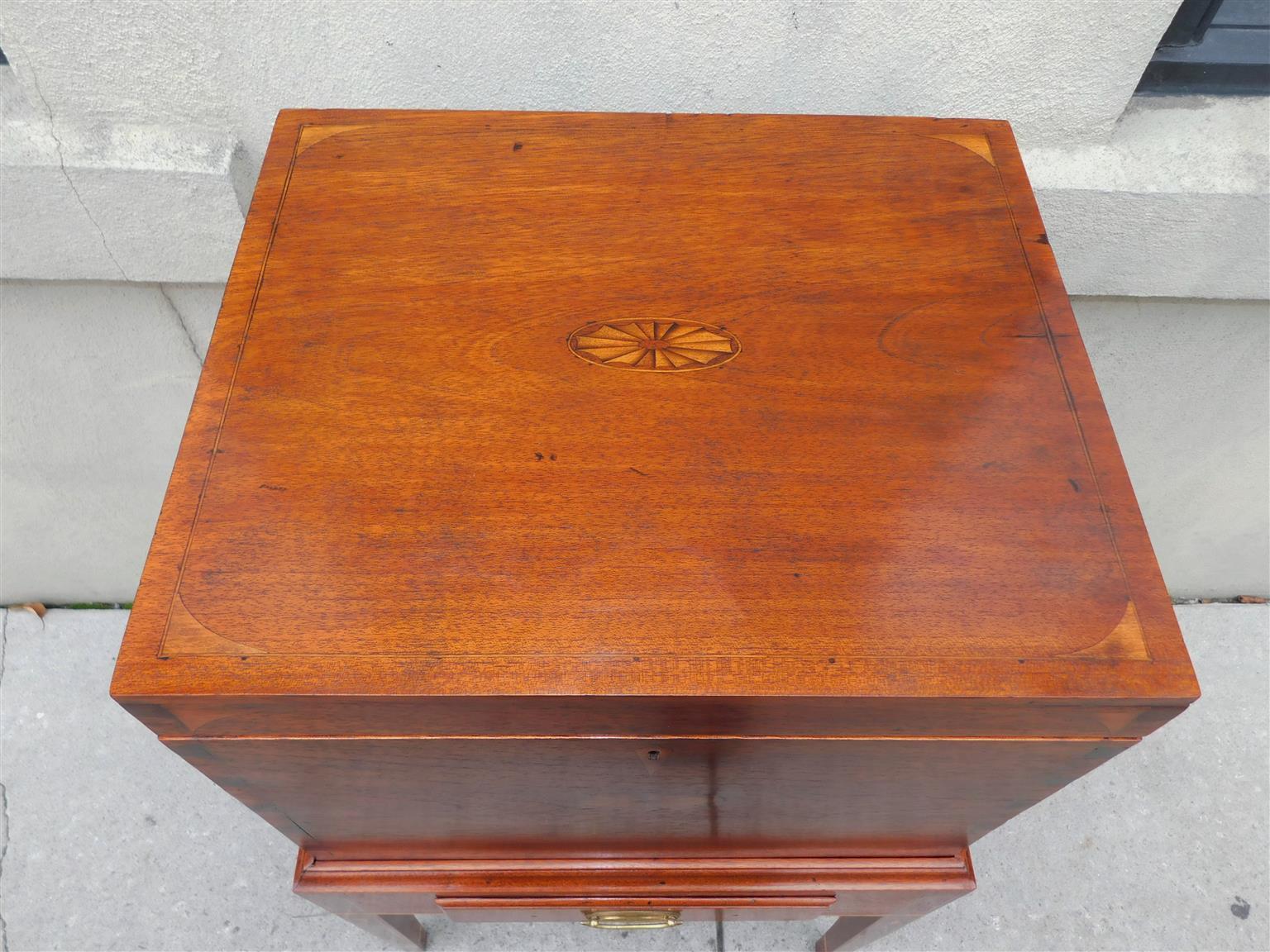 Amerikanischer Nussbaumkasten mit einer Schublade und Intarsien auf Ständer, VA um 1810 (amerikanisch) im Angebot