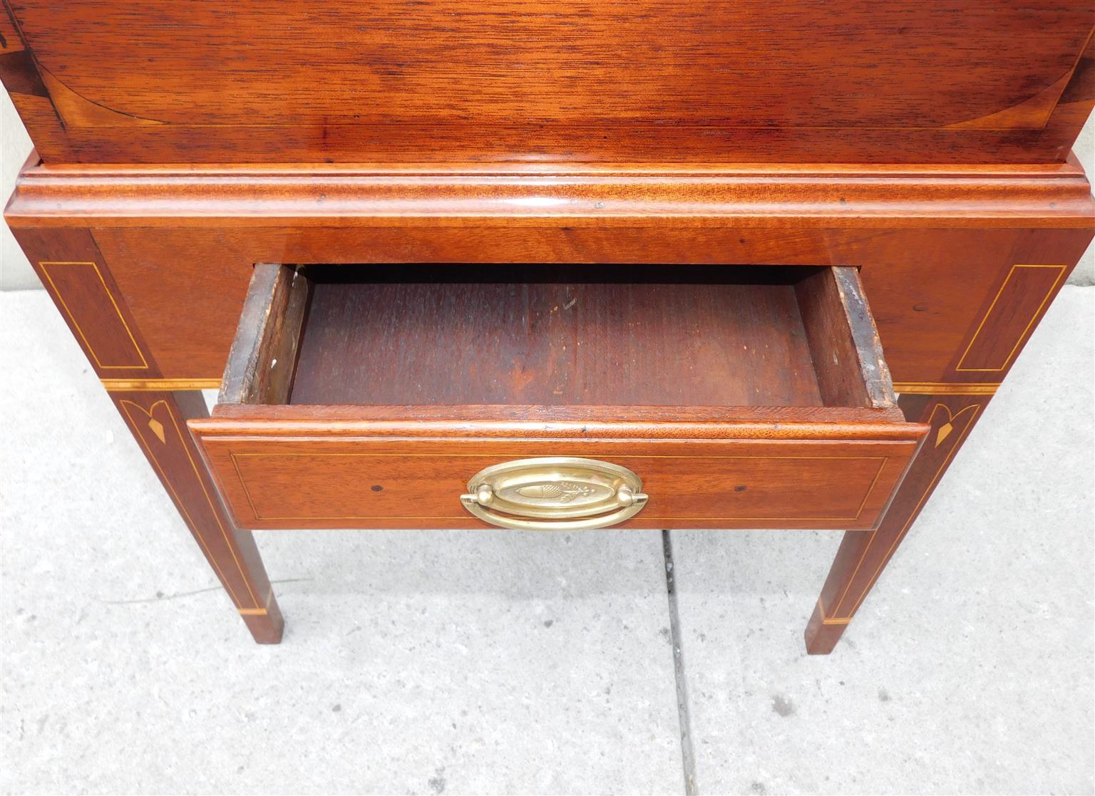 Amerikanischer Nussbaumkasten mit einer Schublade und Intarsien auf Ständer, VA um 1810 im Angebot 1