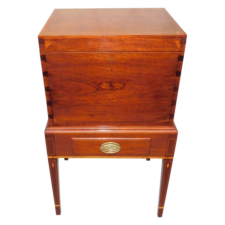 Amerikanischer Nussbaumkasten mit einer Schublade und Intarsien auf Ständer, VA um 1810 im Angebot