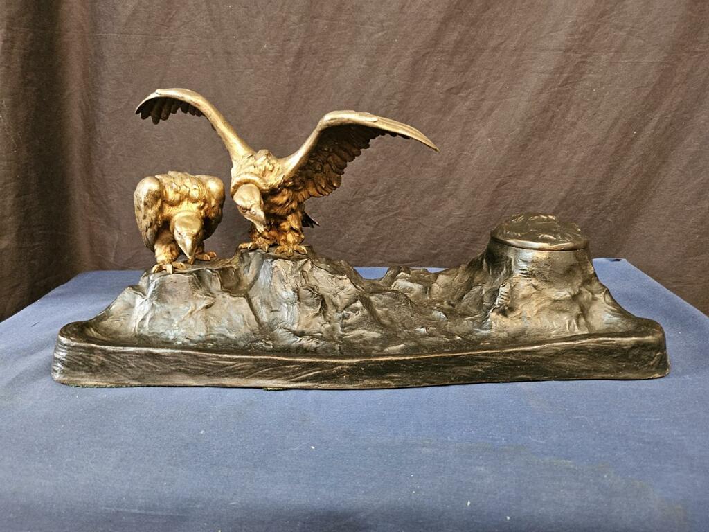 This vintage early 20th century patinated sculpted bronze inkwell is designed in an American 