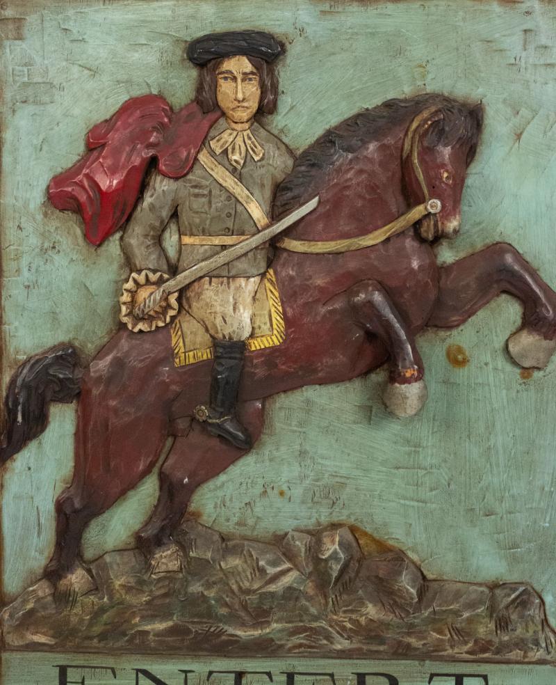 Intagliato a mano Placca da parete americana scolpita raffigurante un soldato rivoluzionario a cavallo in vendita