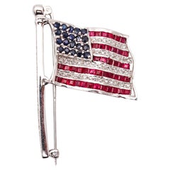 Broche drapeau américain en or blanc 14 carats avec diamants et pierres précieuses de 3,11 carats