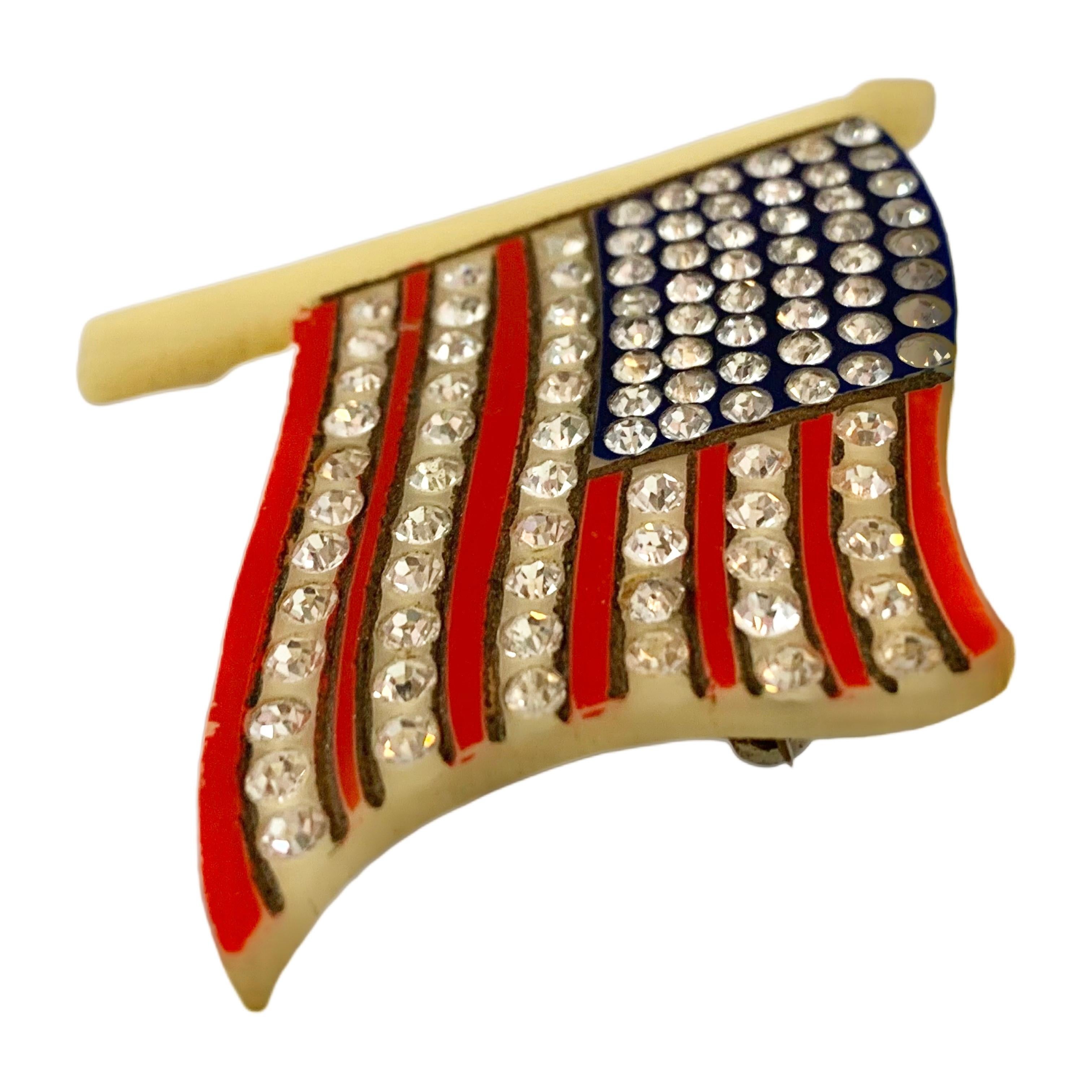 Broche festive drapeau américain en cristaux de celluloïd

