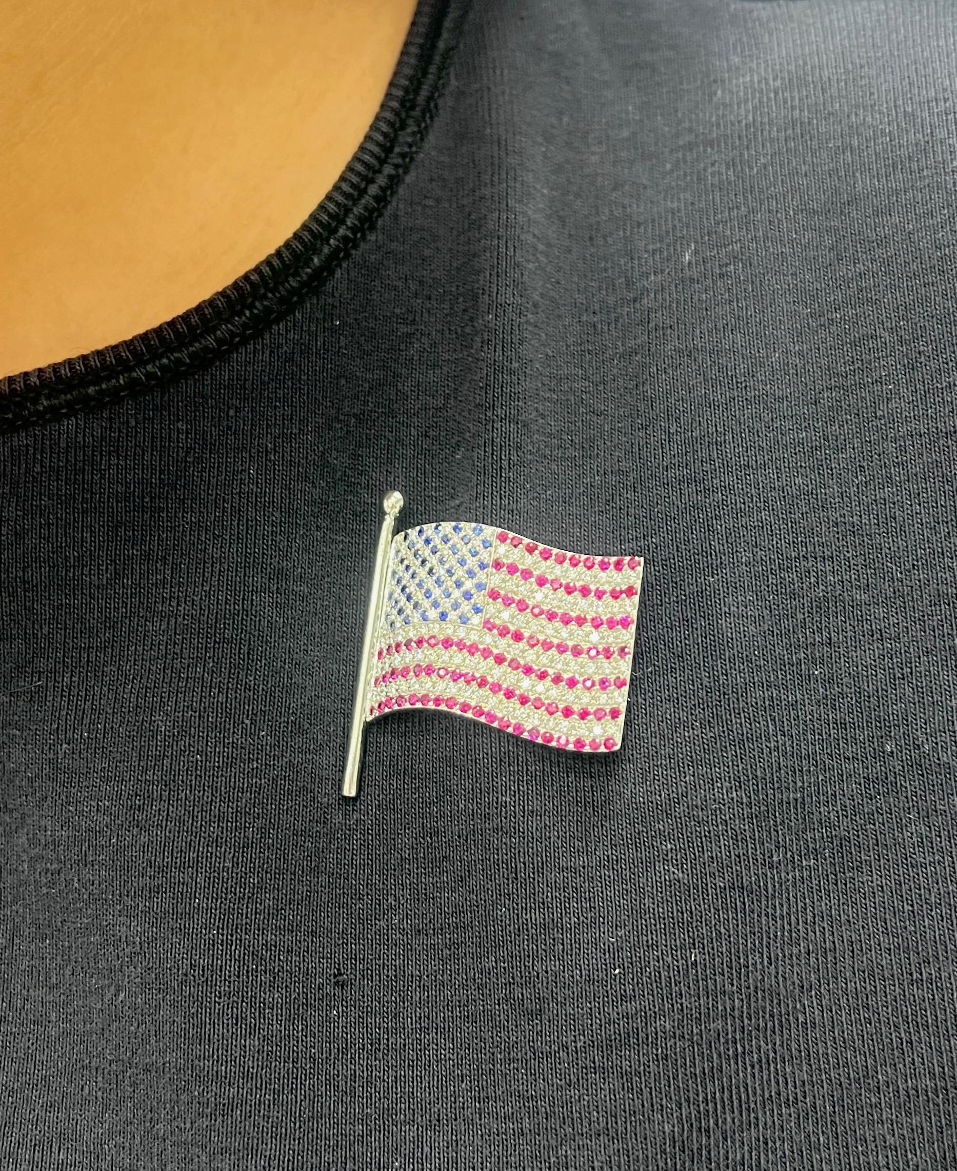 American Flag Pin Brooch In Excellent Condition For Sale In New York, NY