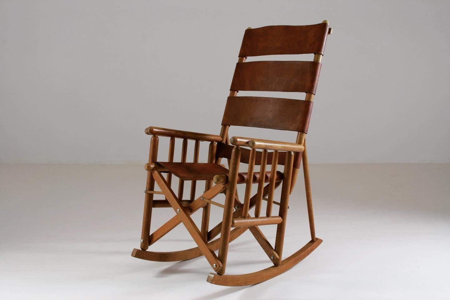 Rocking chair or foldable American rocking chair from the 1960s. Structure in wood and camel leather. Very nice patina of time.
Dimensions: W70 x D80 x H110 H. seat 50 cm