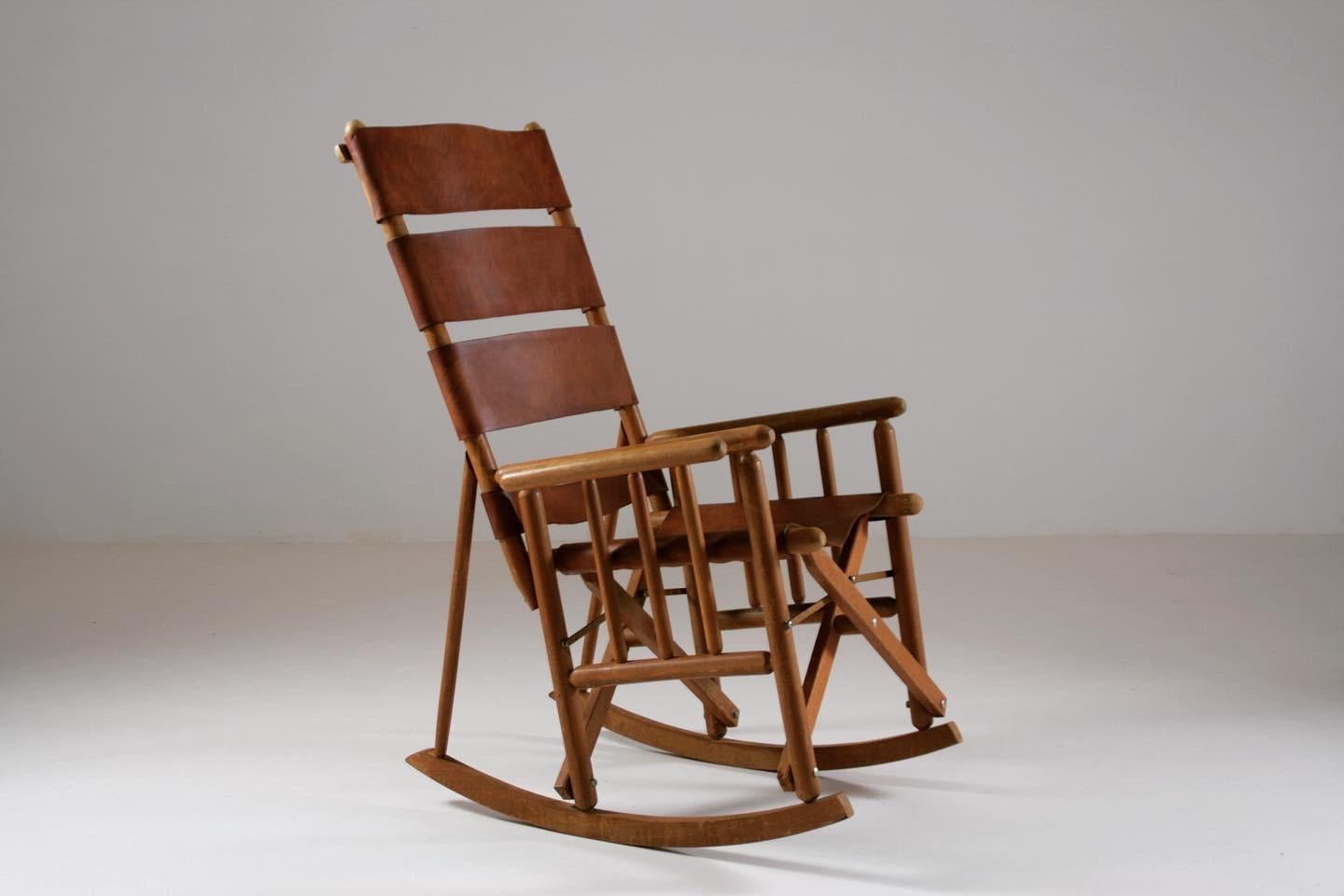 American Foldable Wood and Leather Rocking Chair, 1960s In Good Condition In GRENOBLE, FR