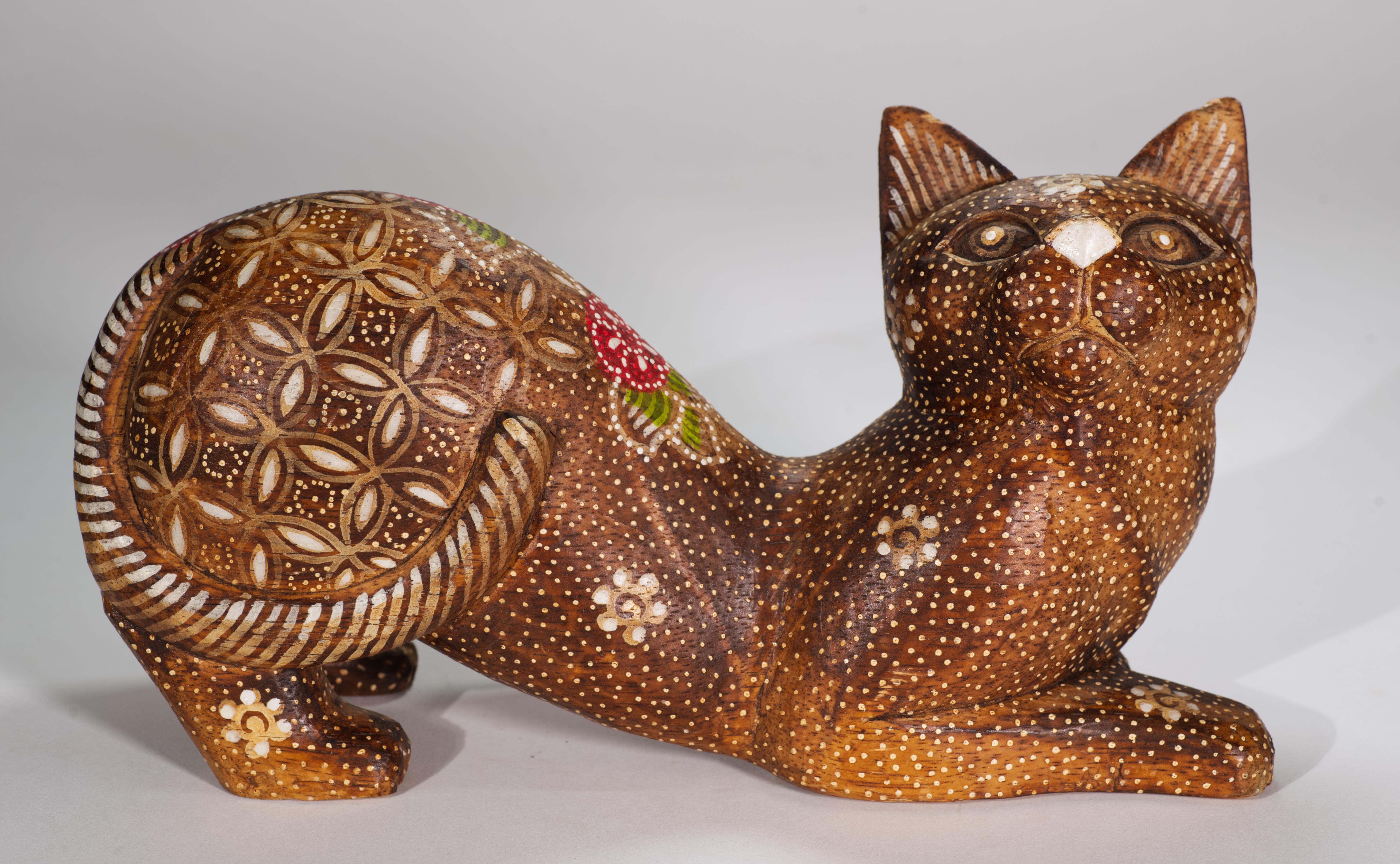 American Folk Art Carved und bemalte hölzerne Katze Skulptur, Flower Power (Volkskunst) im Angebot