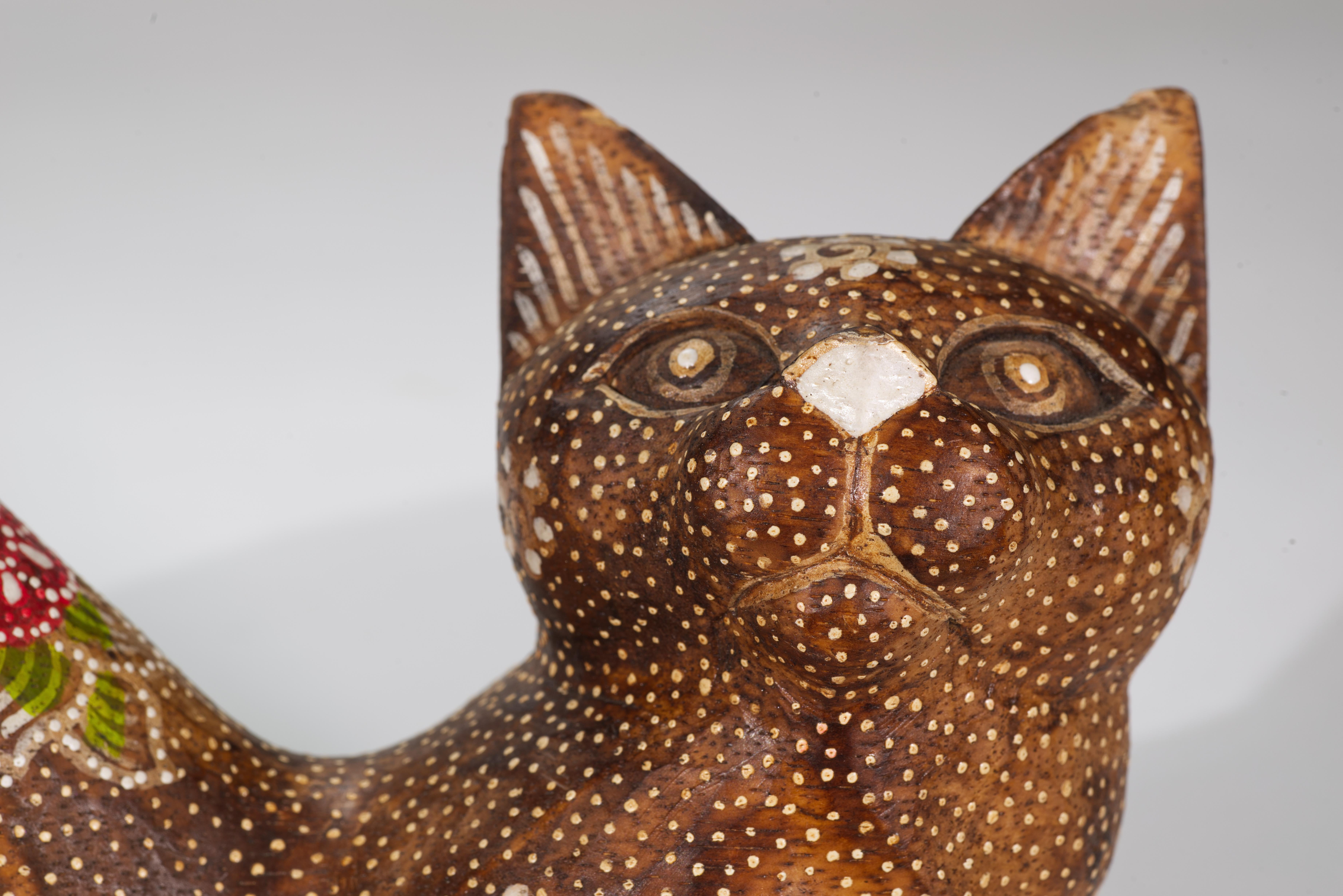 American Folk Art Carved und bemalte hölzerne Katze Skulptur, Flower Power (Handgeschnitzt) im Angebot