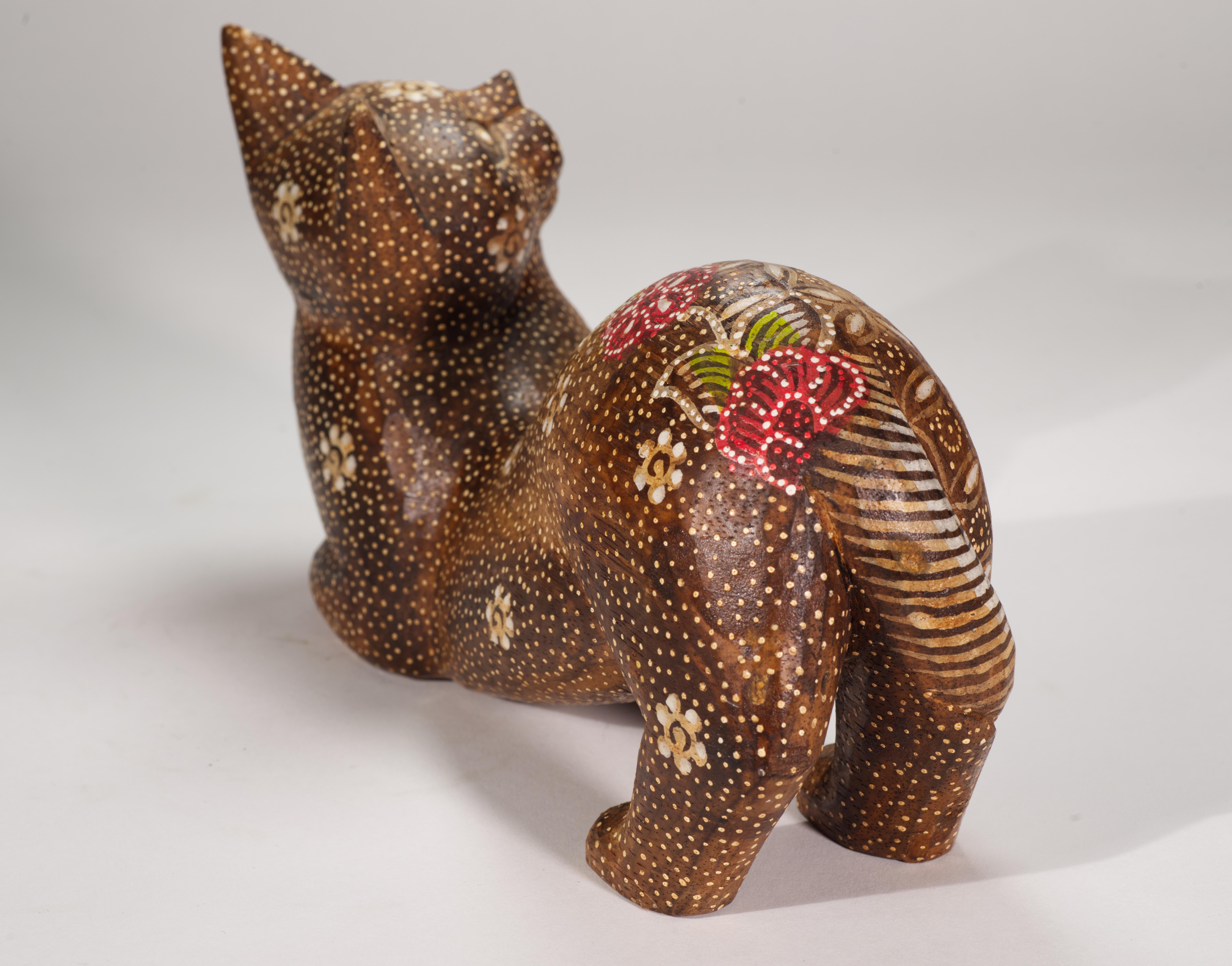 American Folk Art Carved und bemalte hölzerne Katze Skulptur, Flower Power (20. Jahrhundert) im Angebot