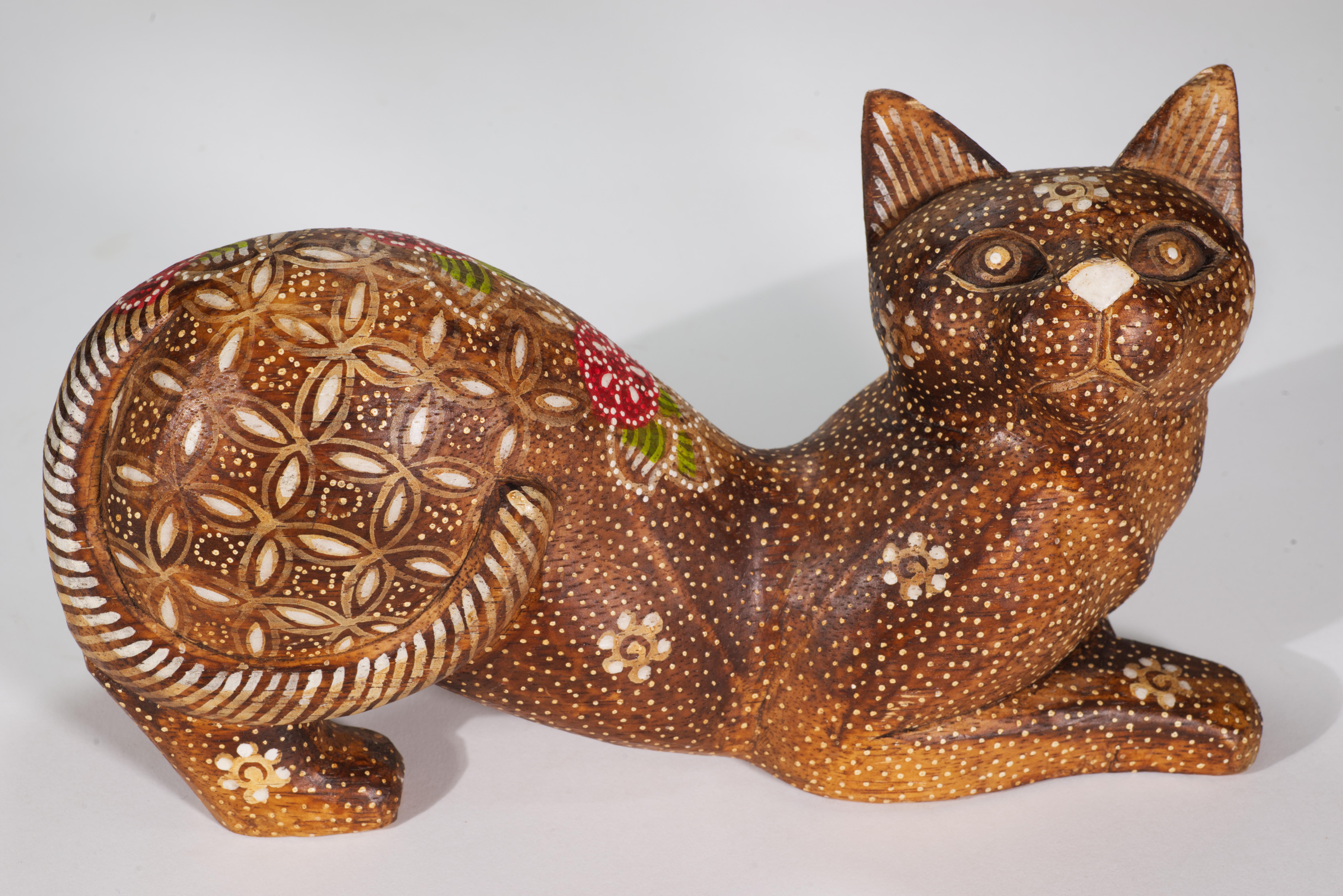 American Folk Art Carved und bemalte hölzerne Katze Skulptur, Flower Power im Angebot 1