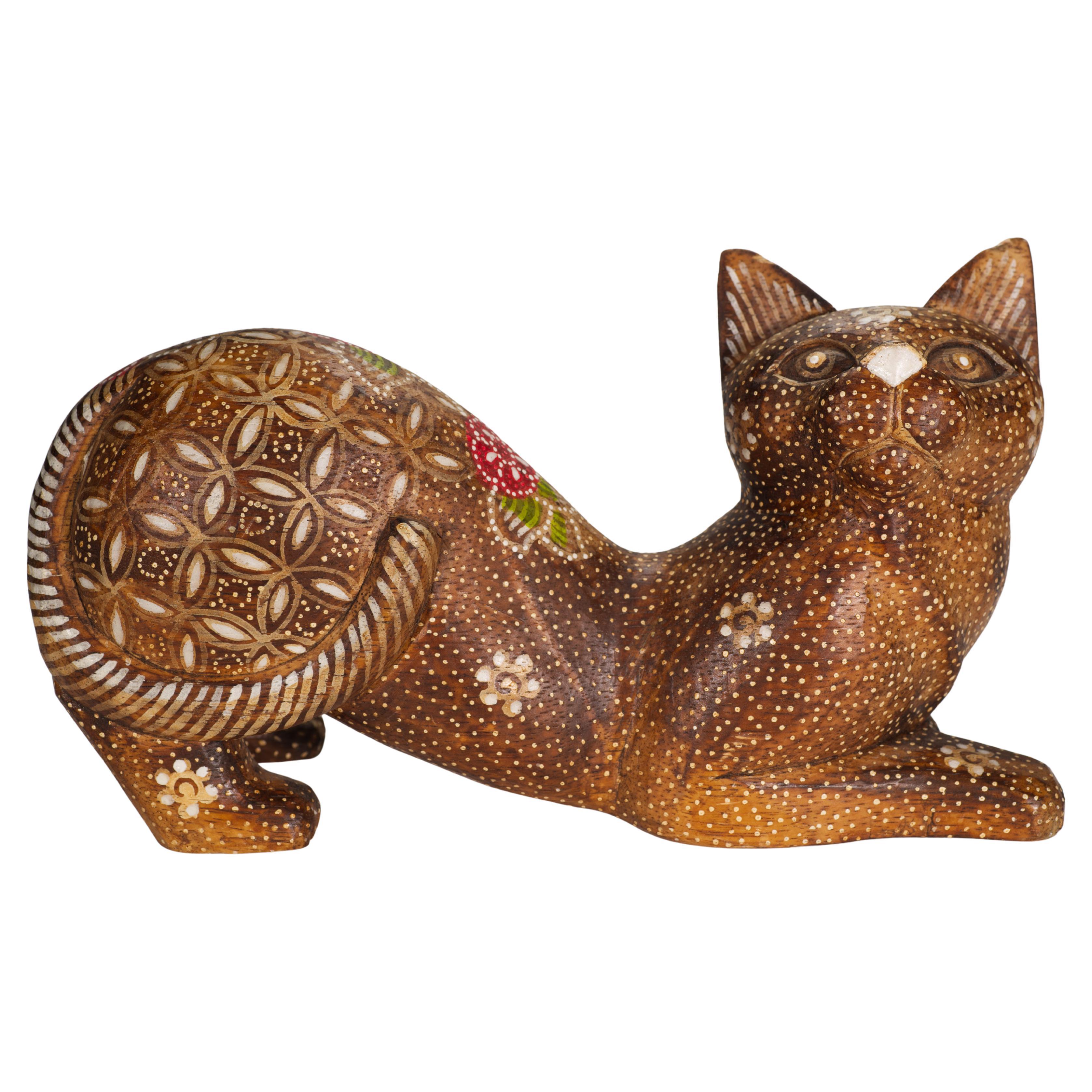 American Folk Art Carved und bemalte hölzerne Katze Skulptur, Flower Power im Angebot