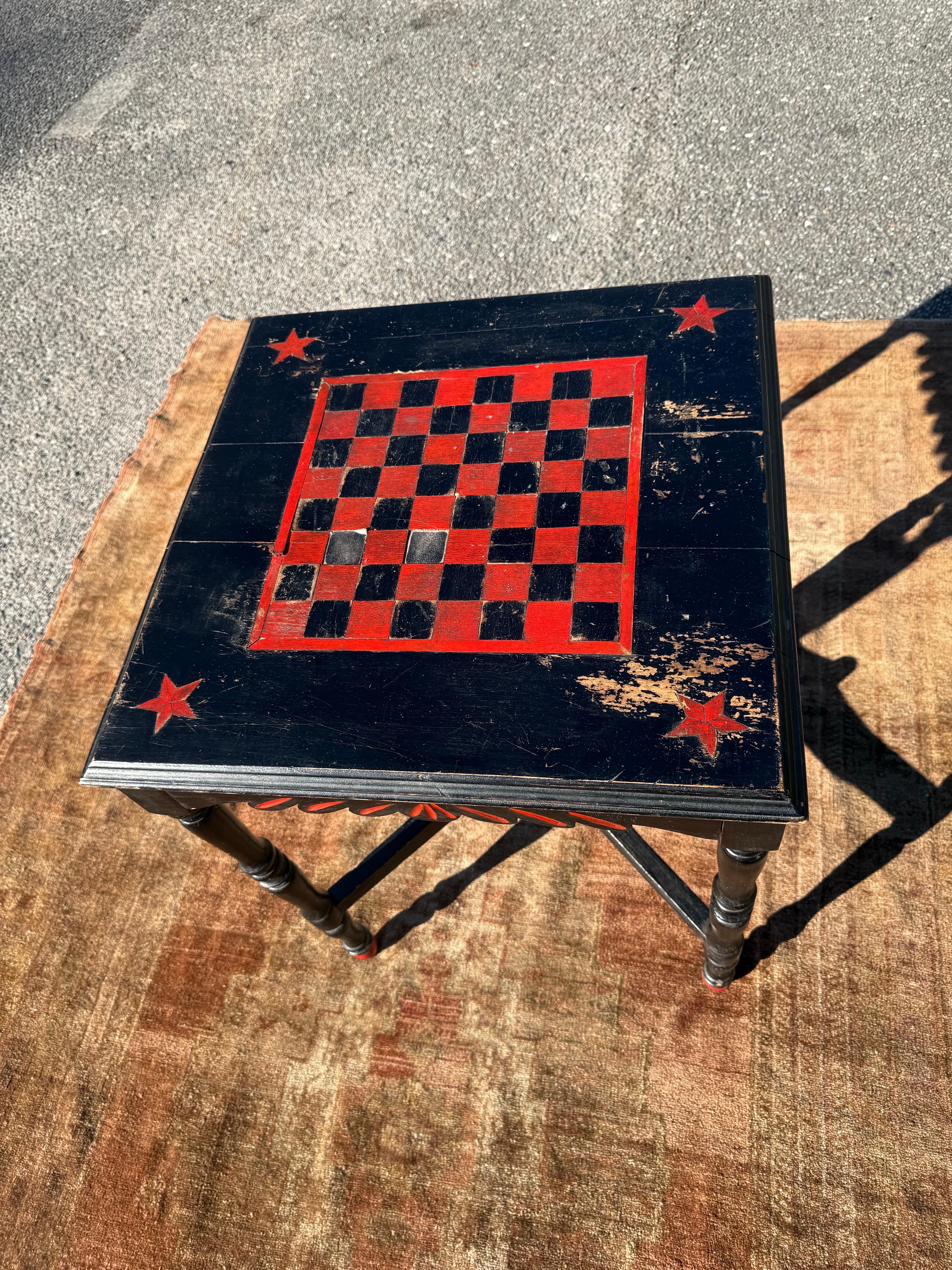 Alrededor de 1880. Con tablero de excelente taracea con incrustaciones y pintado en el centro y estrellas incrustadas en cada esquina sobre patas de madera torneada con camilla inferior centrada por remate de piña tallada.   ¡Pintura original con