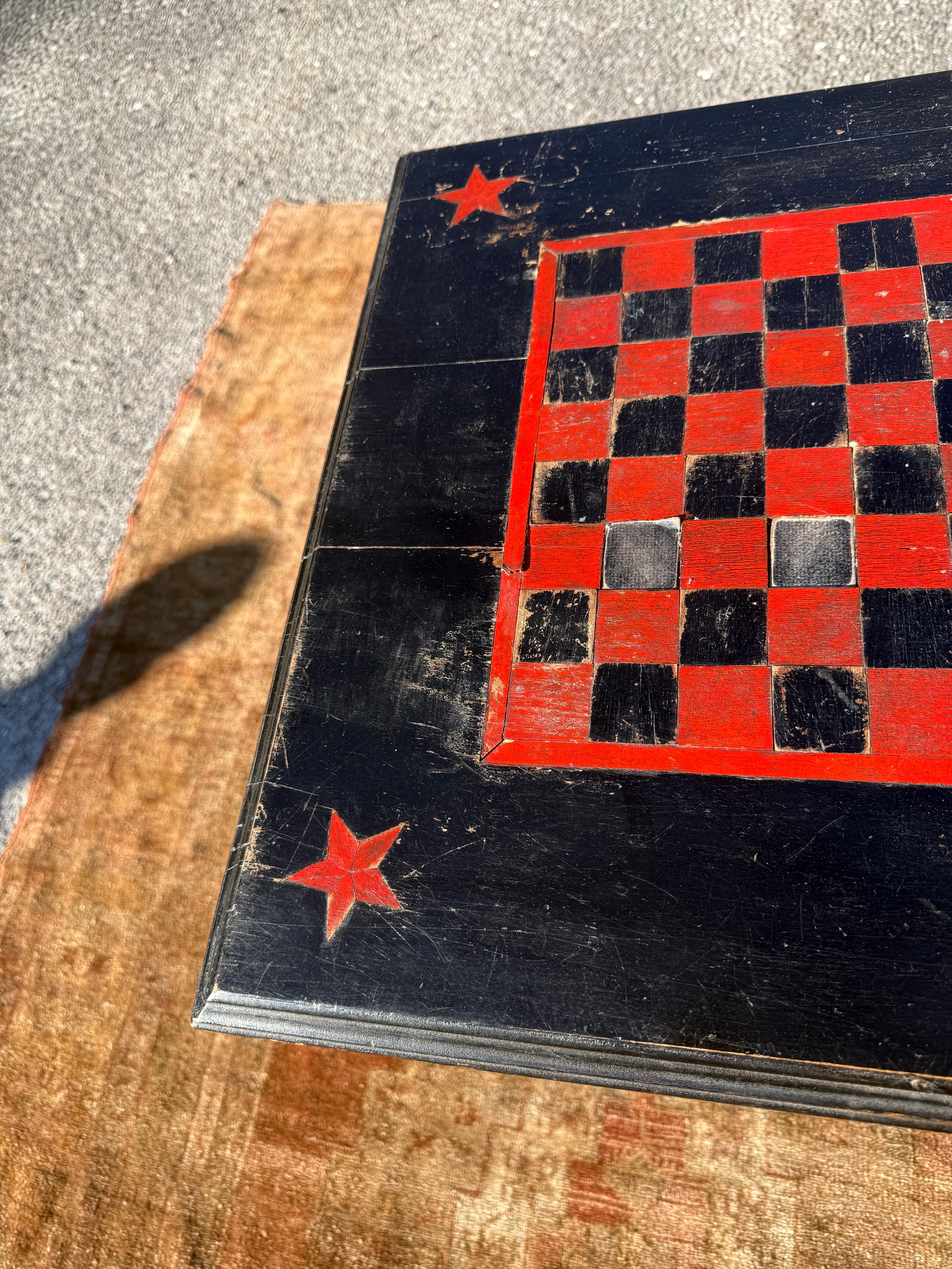 Mesa de Juegos American Folk Art Carved & Painted Estadounidense en venta