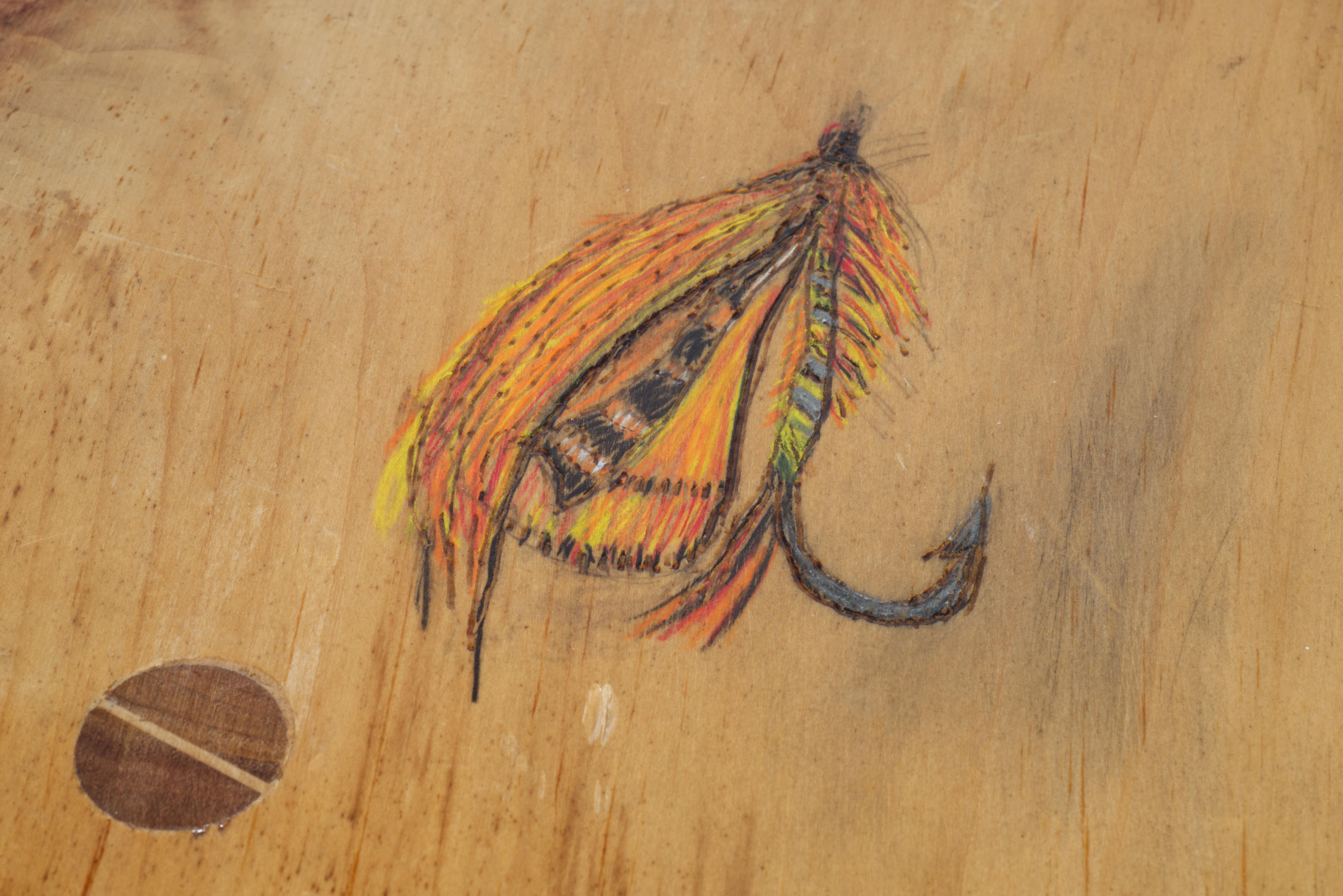 Arte popolare Art Carved intagliato e dipinto, sgabello rustico in legno con mosca da pesca. in vendita