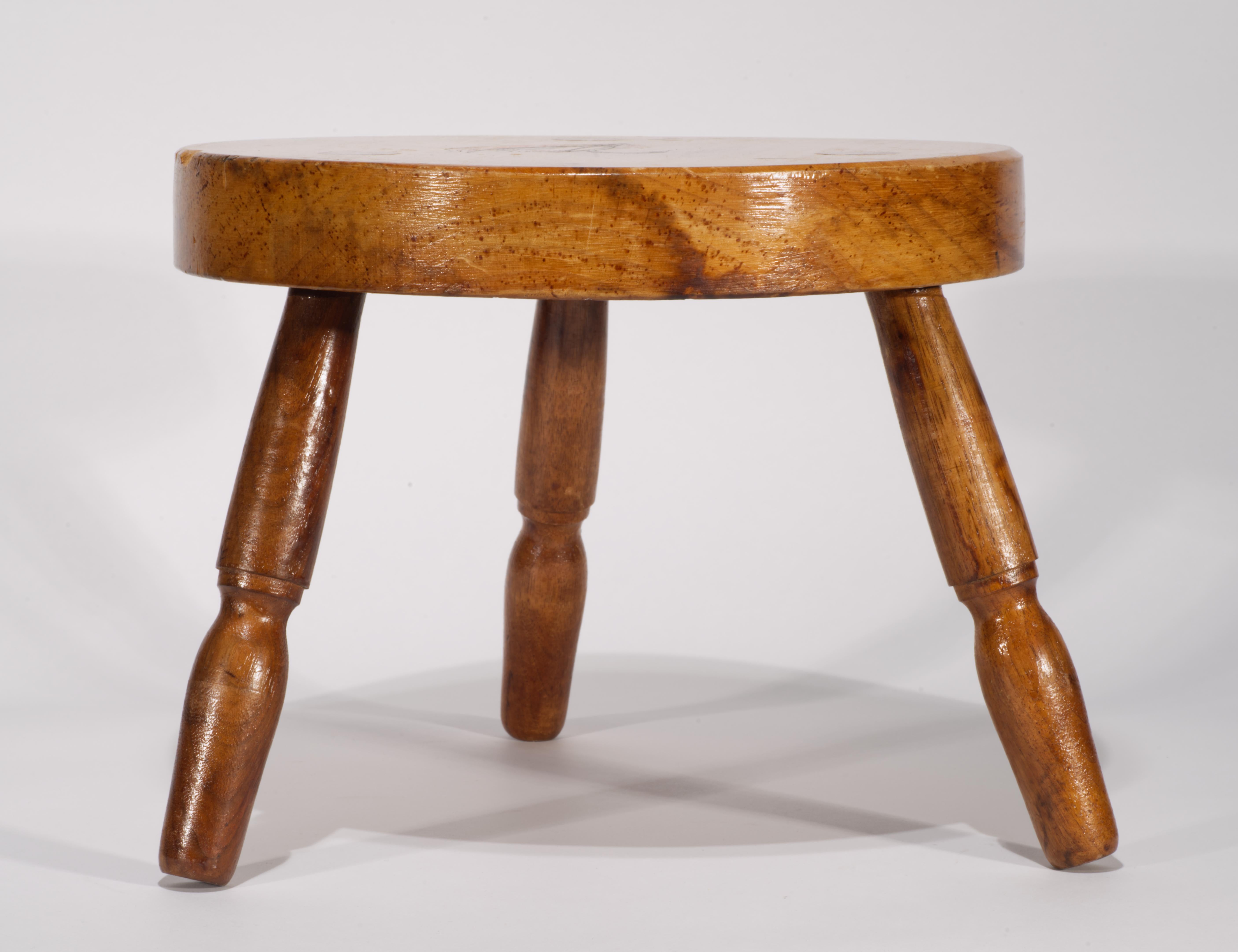 Americano Art Carved intagliato e dipinto, sgabello rustico in legno con mosca da pesca. in vendita