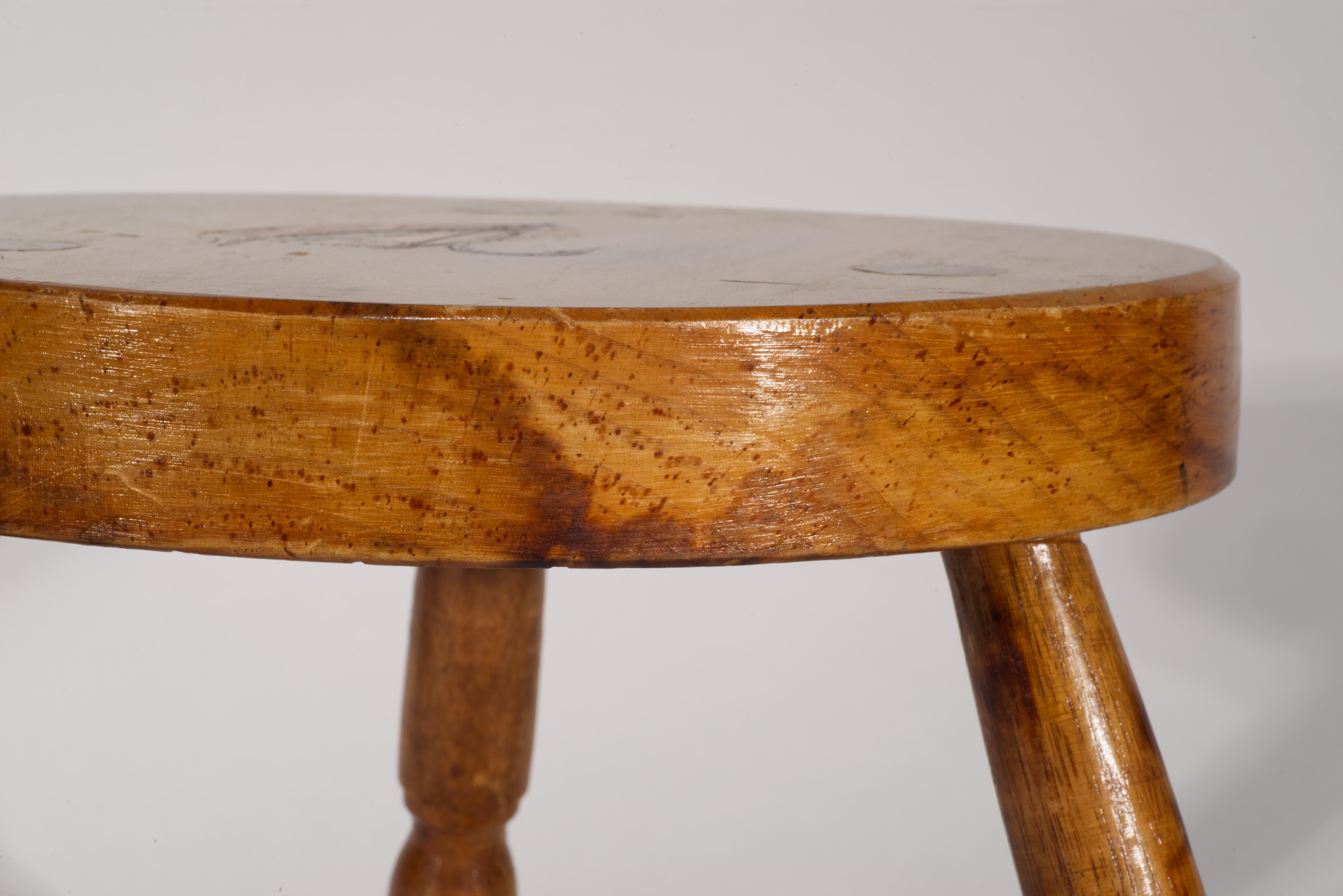 Fatto a mano Art Carved intagliato e dipinto, sgabello rustico in legno con mosca da pesca. in vendita