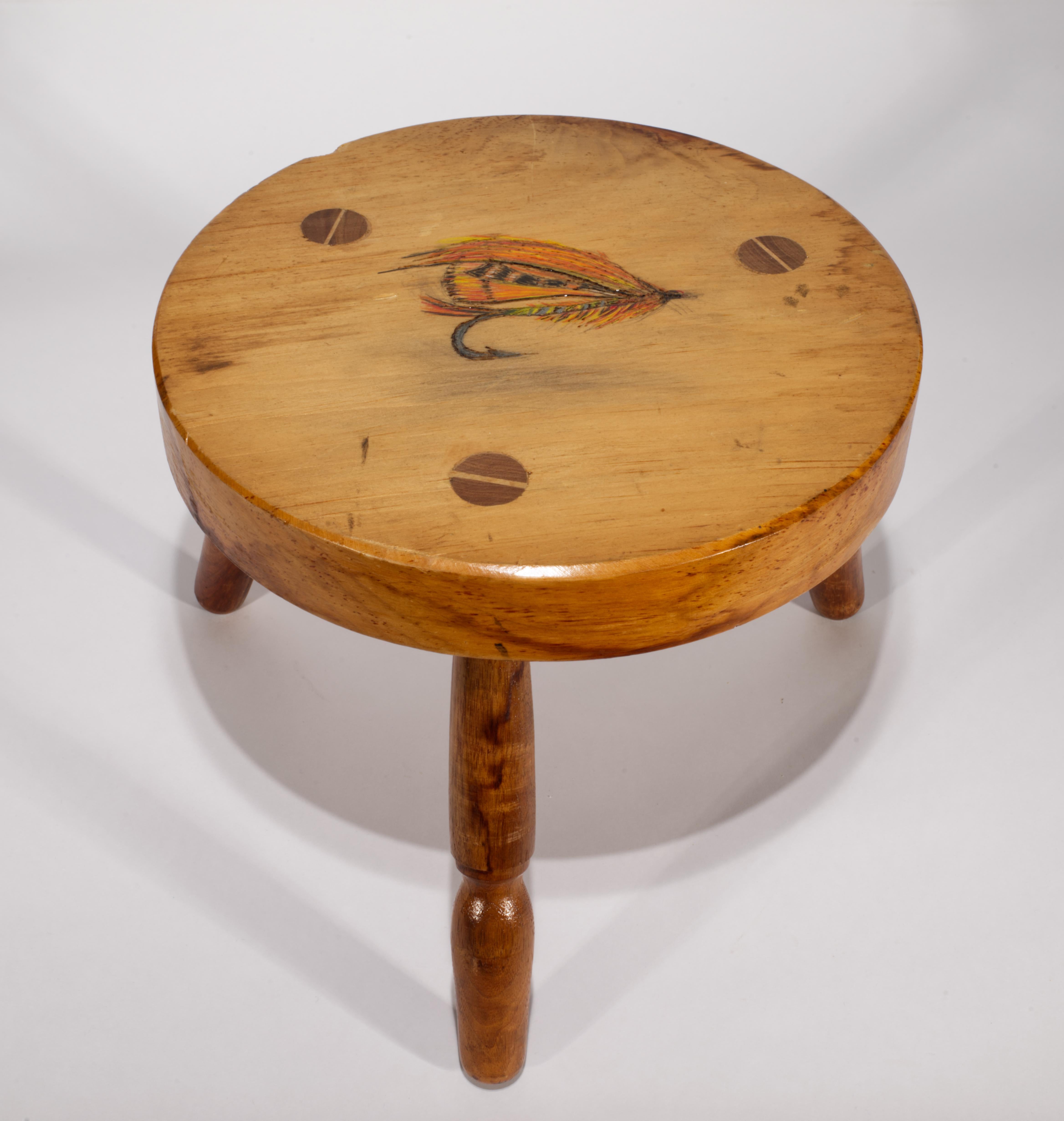 Art Carved intagliato e dipinto, sgabello rustico in legno con mosca da pesca. In condizioni buone in vendita a Clifton Springs, NY