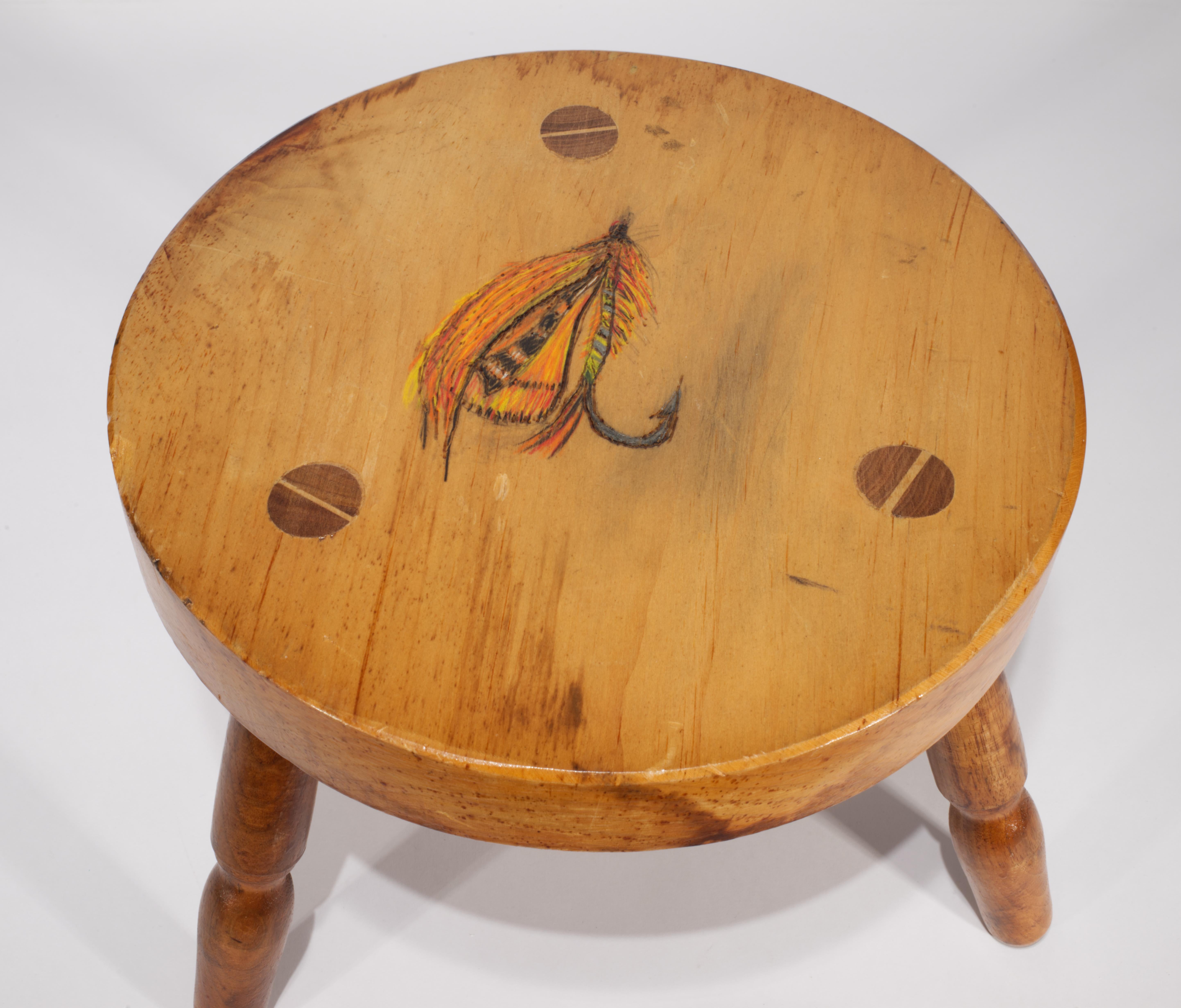 XX secolo Art Carved intagliato e dipinto, sgabello rustico in legno con mosca da pesca. in vendita