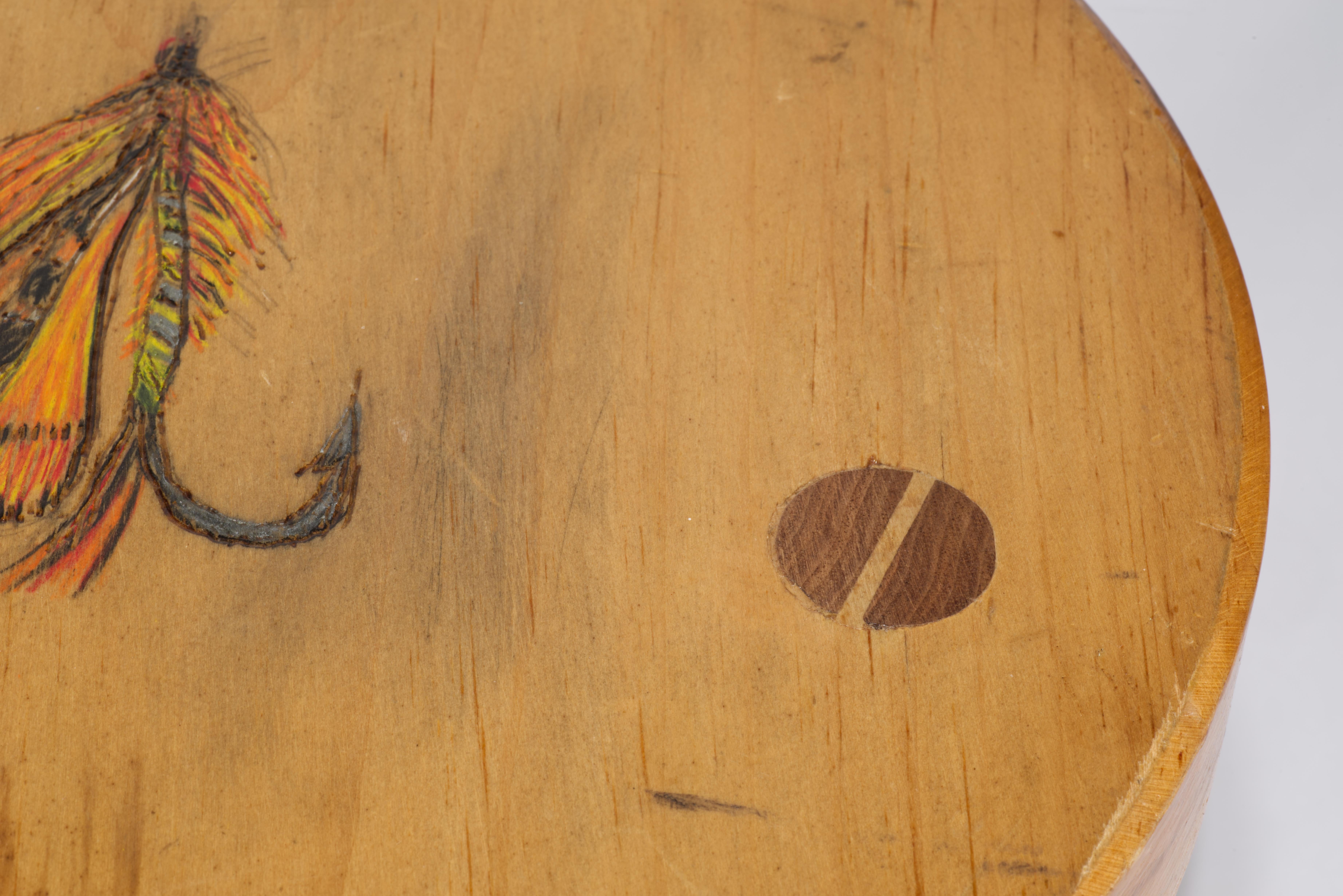 Art Carved intagliato e dipinto, sgabello rustico in legno con mosca da pesca. in vendita 1