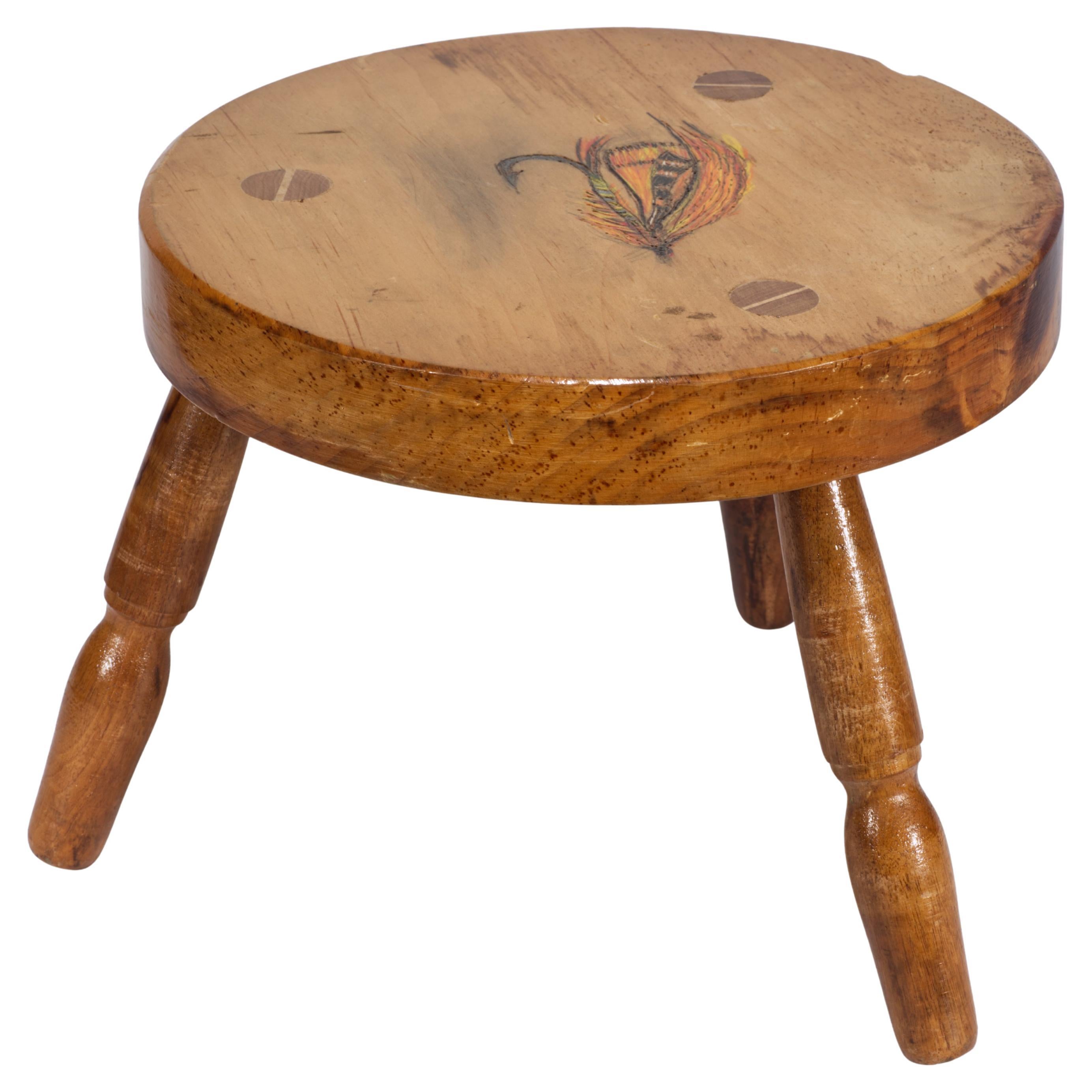 Art Carved intagliato e dipinto, sgabello rustico in legno con mosca da pesca. in vendita