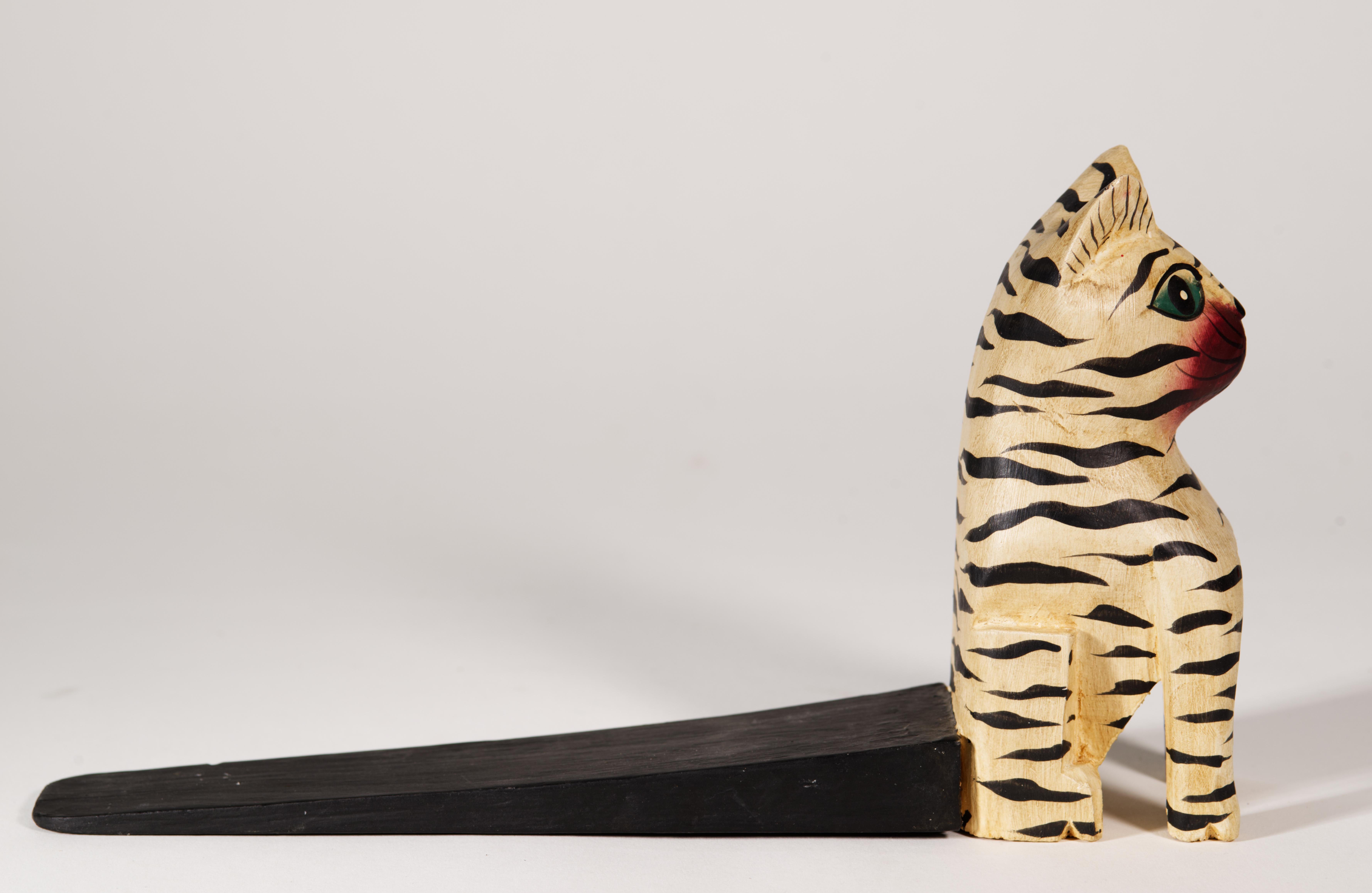 Sculpté à la main American Folk Art Carved Painted Wood Cat Sculpture en vente