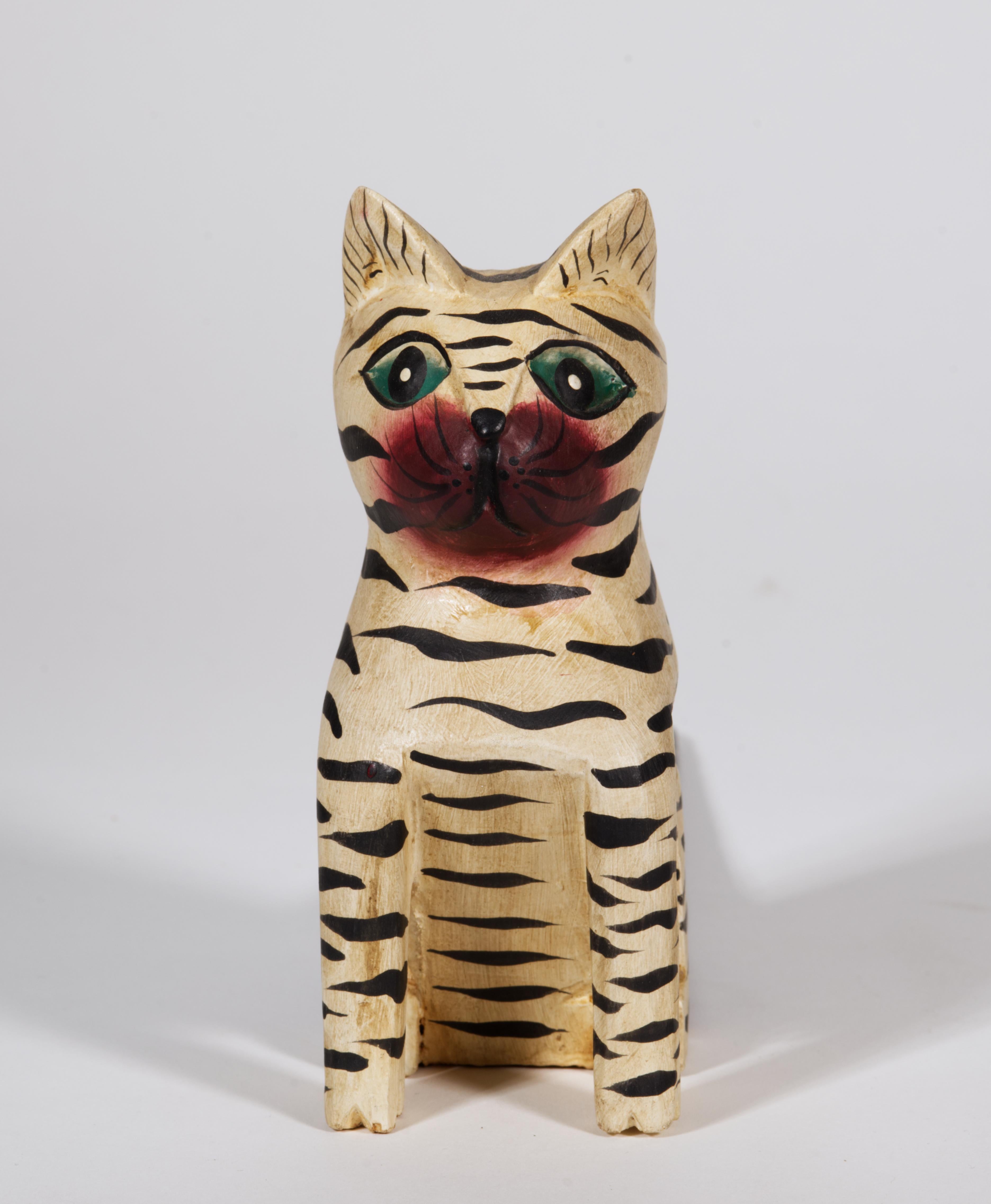 American Folk Art Carved Painted Wood Cat Sculpture Bon état - En vente à Clifton Springs, NY