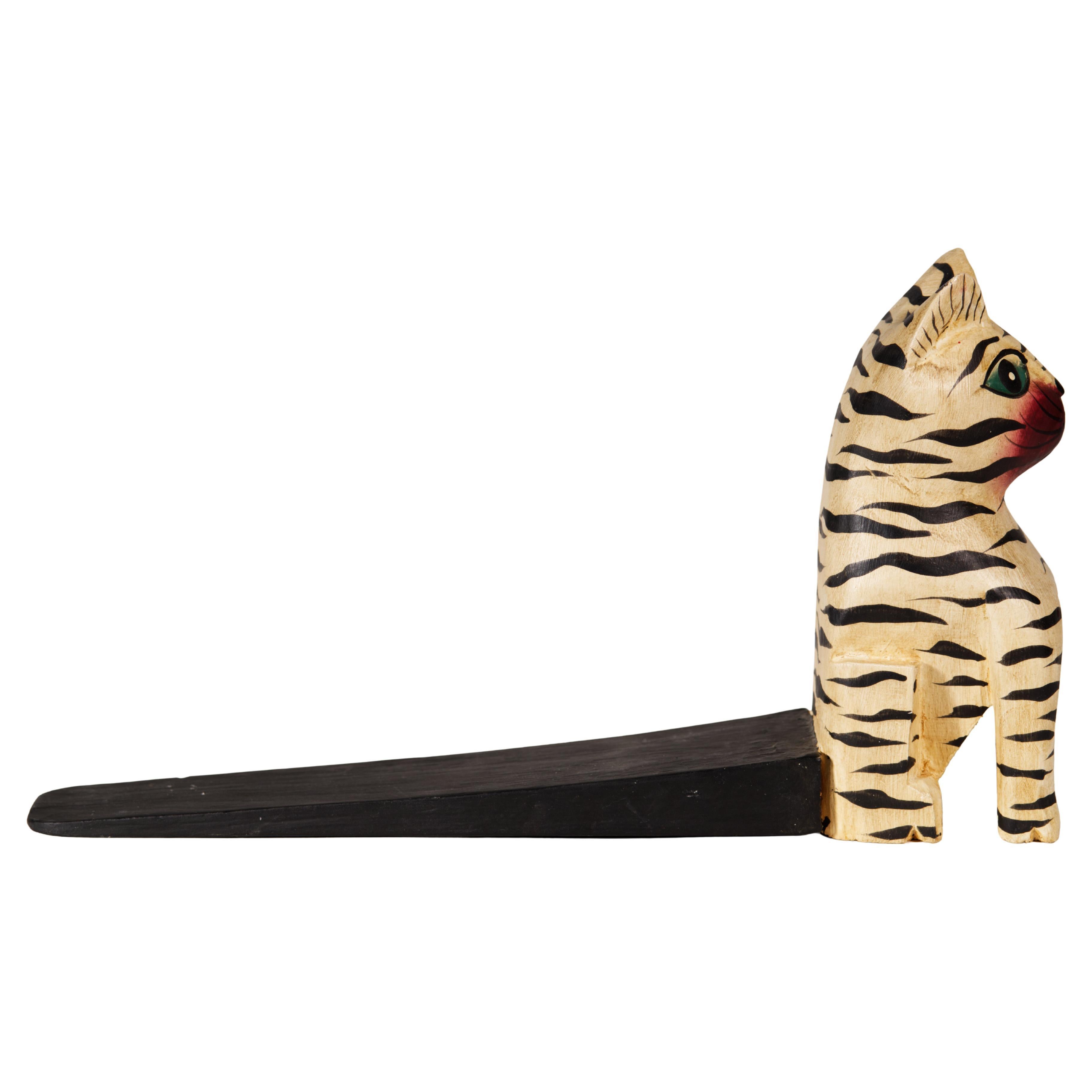 Vintage fantaisiste et ludique American Folk Art sculpture en bois présente un chat assis sculpté et peint à la main avec de grands yeux expressifs et un regard surpris sur son visage. Le corps du chat est orné de rayures noires sur fond blanc