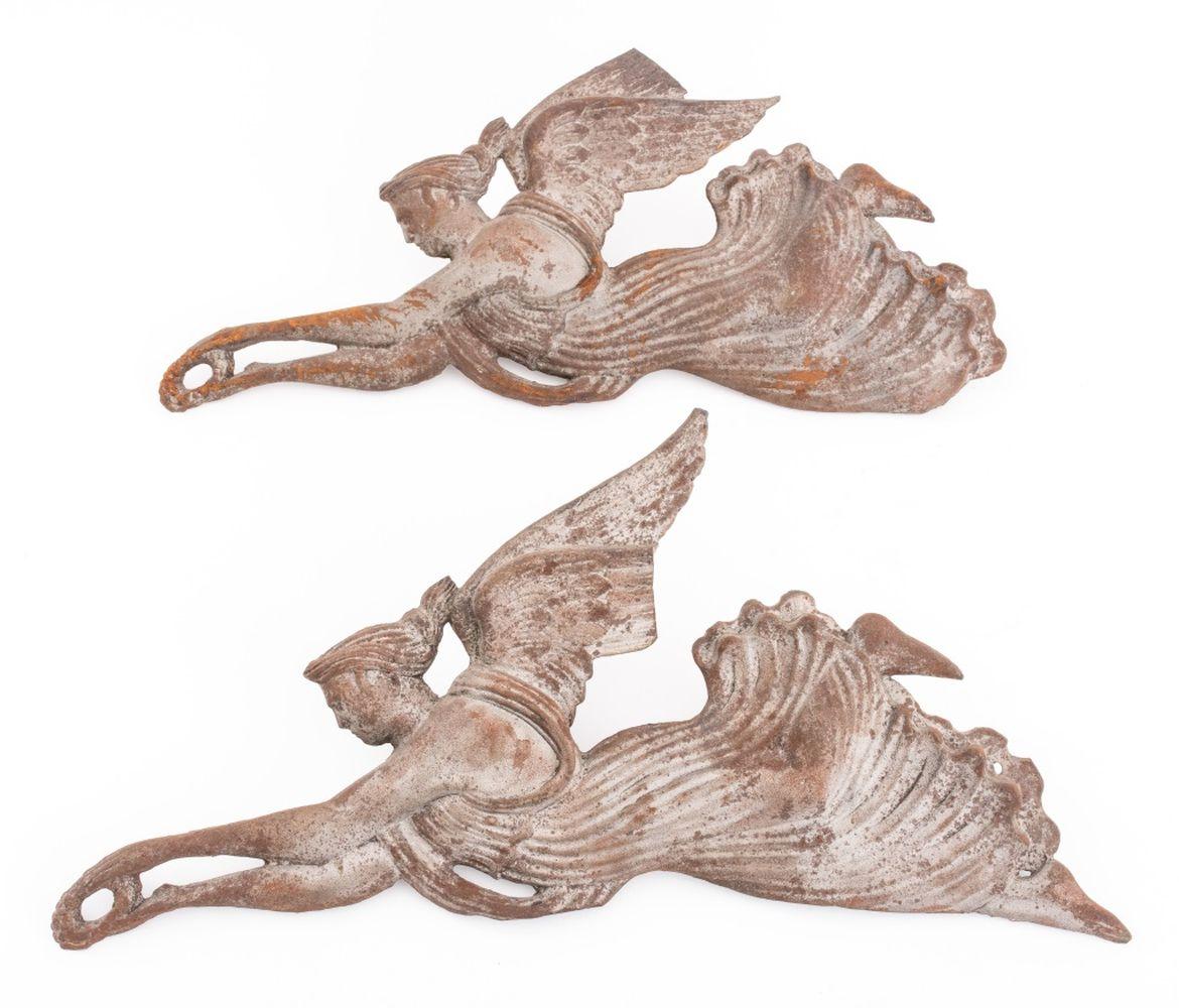 Coppia di figure di vittoria alate in ghisa, XIX secolo, ciascuna delle quali mostra una NIKE in volo che porta in alto una corona di vittoria in alloro. 8