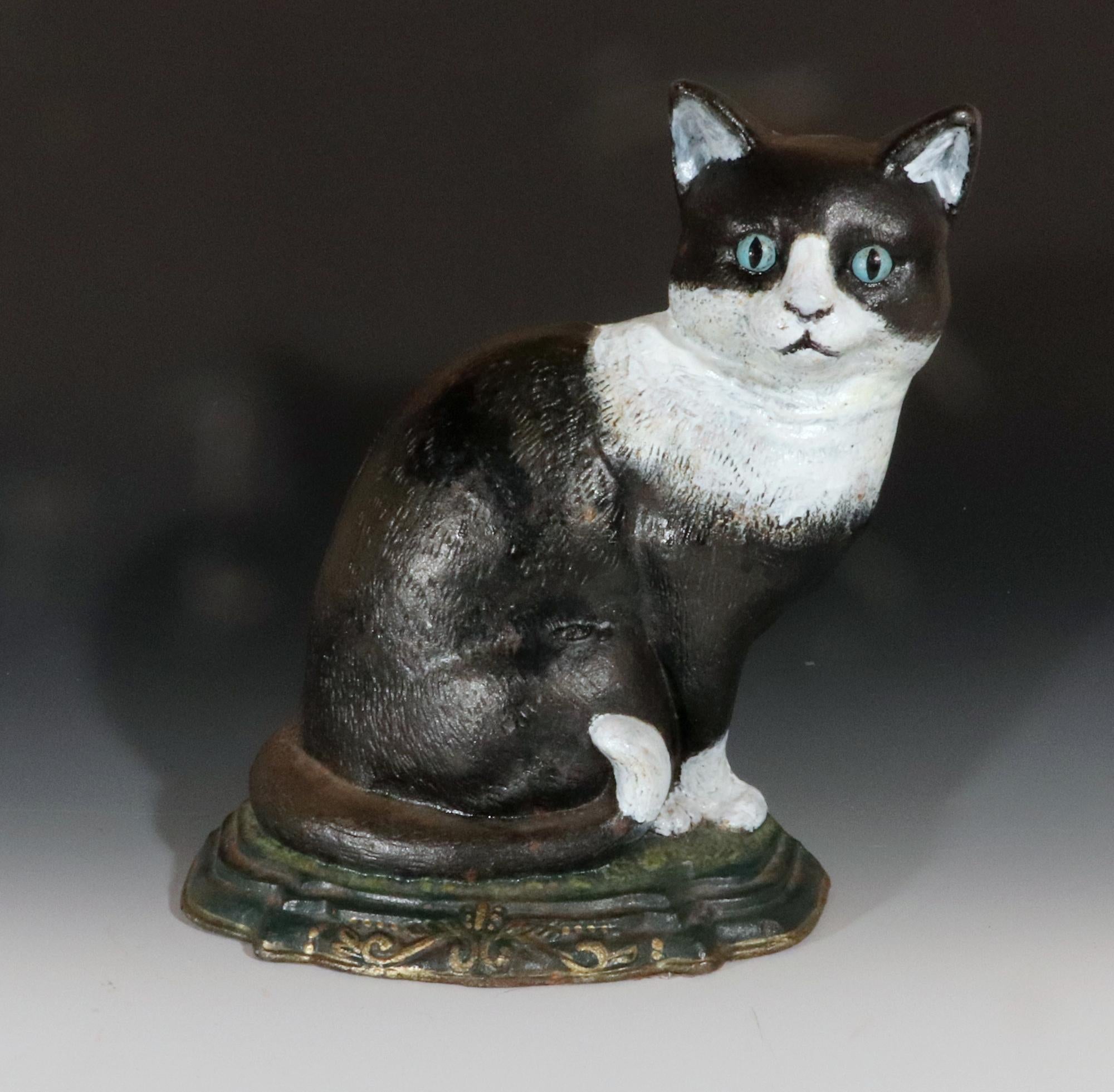 Butoir de porte d'art populaire américain en forme de chat assis,
Début du 20e siècle

Ce charmant butoir de porte, fabriqué au début du XXe siècle, incarne l'esprit de l'art populaire américain.  Représentant un chat noir et blanc assis, la pièce