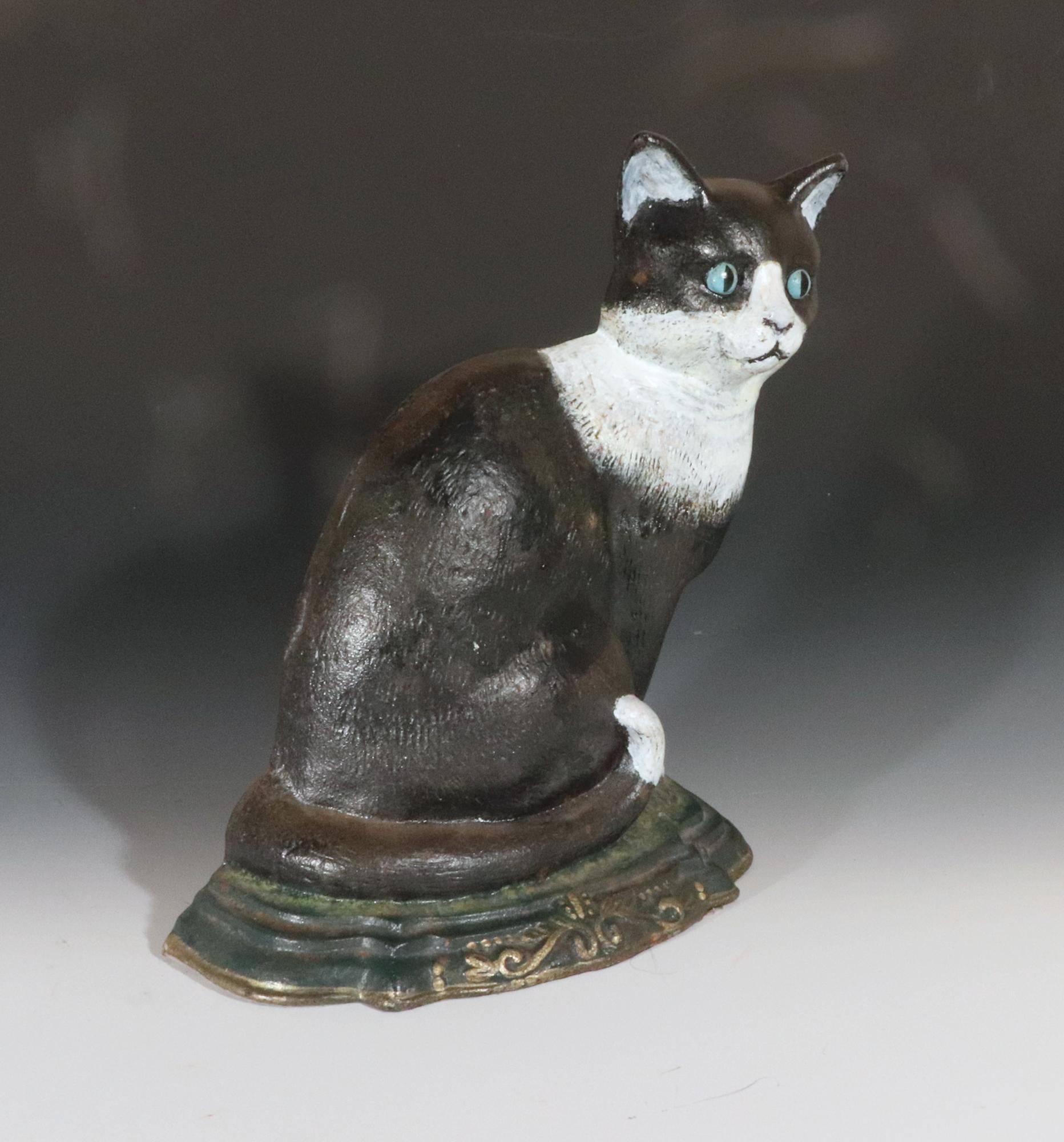 American Folk Art Door Stop in the Form of a Sitting Cat, Early 20th Century For Sale 1