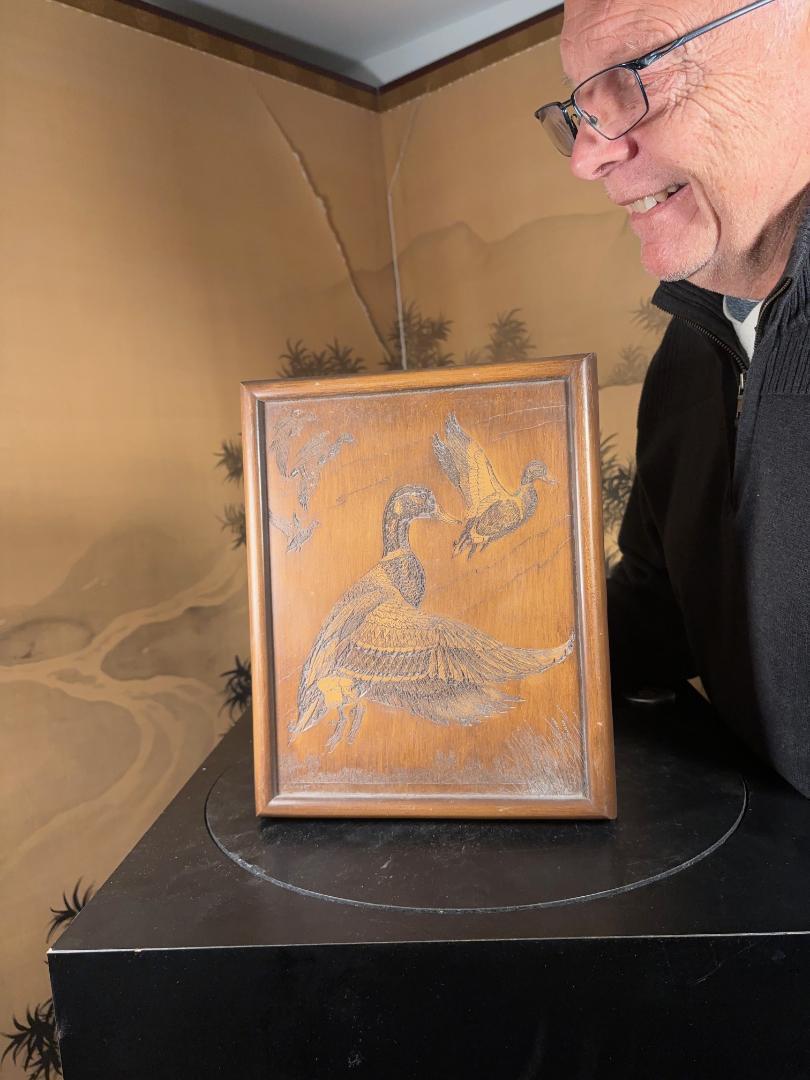 Paire de canards volants en pyrogravure d'art populaire américain.

Il s'agit d'une œuvre d'art originale et magnifiquement détaillée, incisée à la main sur panneau de bois, de cinq (5)  les canards volants.

Cette œuvre d'art unique est incisée à