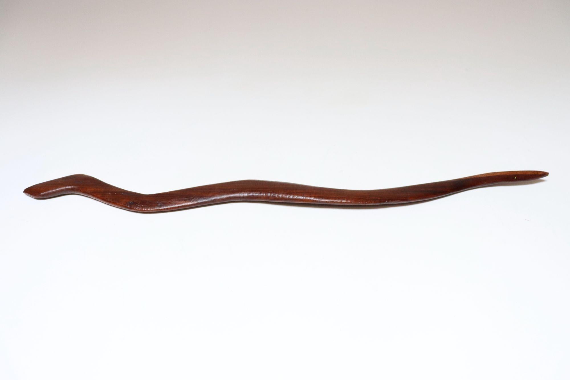 Serpente Folk Art in palissandro intagliato a mano (anni '40 circa, USA). Attraente variante bicolore del palissandro (ricchi toni marroni con due macchie chiare a contrasto).
Condizioni vintage molto buone, con alcune impronte/scalfitture, come