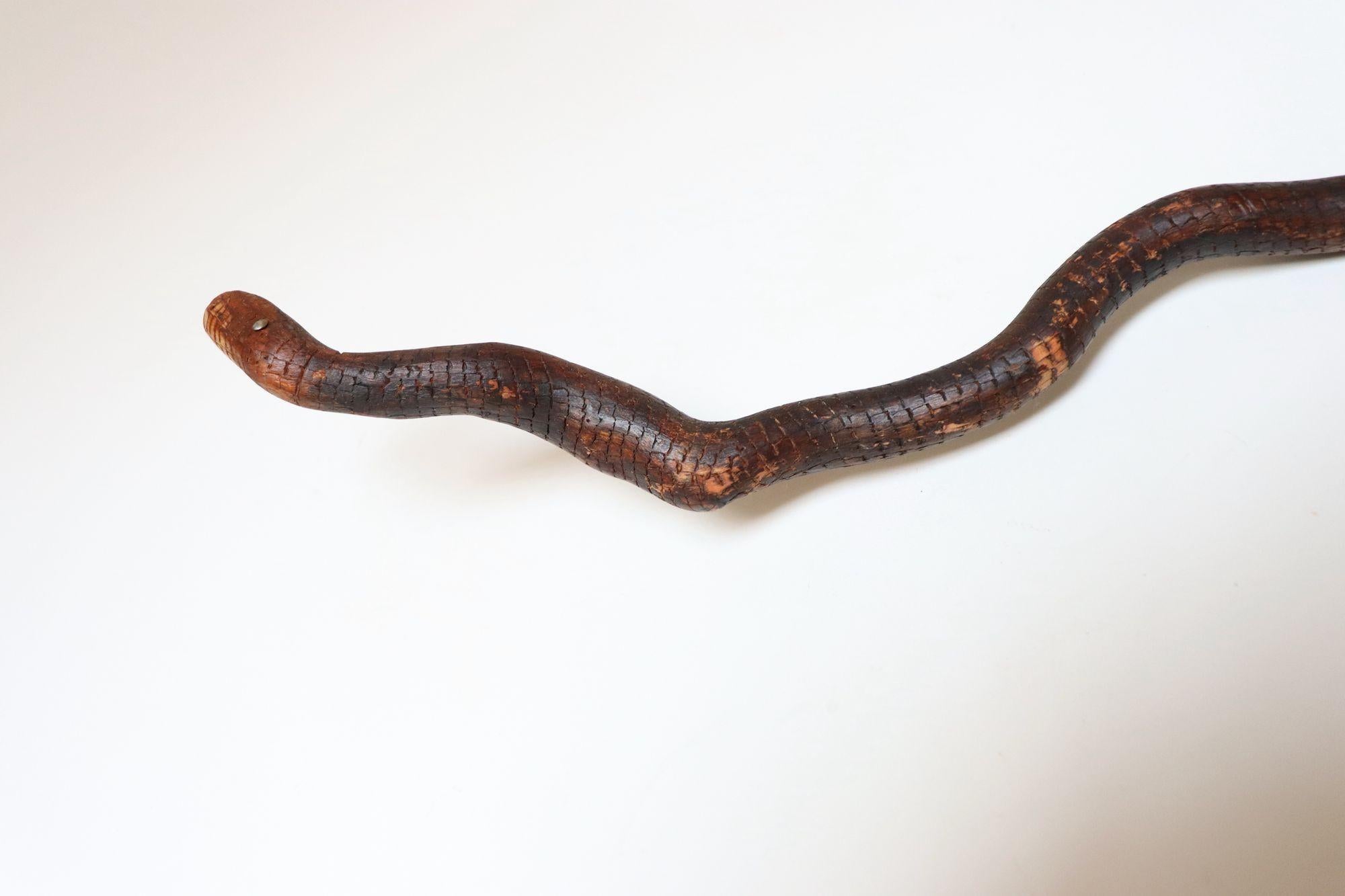 XIX secolo Scultura in legno di serpente spinoso intagliato a mano di American Folk Art Carved in vendita
